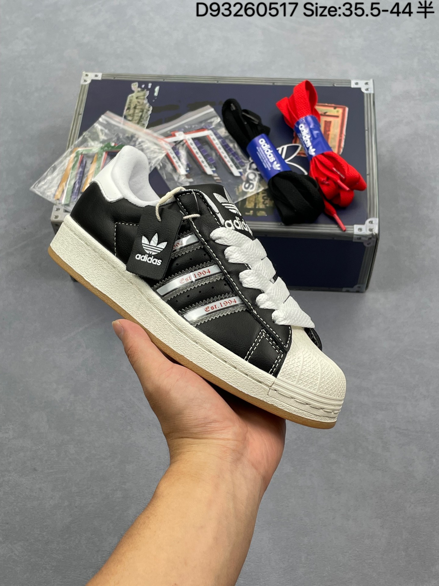 AD Originals Superstar 经典复古贝壳头板鞋       插卡配色      诞生于1969年 是第一双将全皮面鞋 身与橡胶鞋头结合在一起的低帮篮球鞋 Superstar最开始 是作为高帮篮球鞋Pro Model的低帮版本而出现的 但因为其独特和醒目的橡胶鞋头造型而让大家熟知 被大家形象地称为”shelltoe“贝壳头 在70年代的美国职业篮球场上 接近3/4的NBA球员都将这双Superstar作为场上用鞋 80年代之后 经过不断的改良和发展 Superstar逐渐成为横跨时装、音乐、街头文化、休闲和运动等各大领域的时尚潮鞋         SIZE：35 36 36.5 37 38 38.5 39 40 40.5 41 42 42.5 43 44 
货号 IH 1313