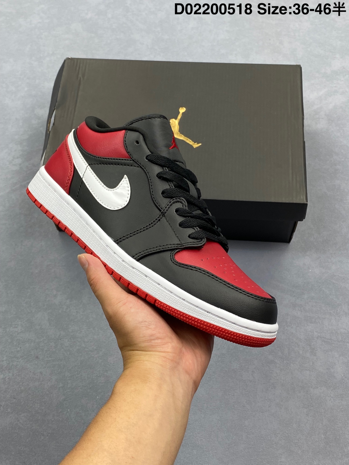 耐克 乔丹Air Jordan 1 Low AJ1 乔1 乔丹1代aj1 低帮复古文化休闲运动篮球鞋.从1985 年面世的元年款汲取设计灵感,采用简洁大方的经典外观,熟悉中带一抹新颖.此款运动鞋采用经典设计,可与不同风格轻松搭配,助你彰显出众风采.鞋底加入内嵌式 Air 缓震技术,营造轻盈缓震体验,天然皮革与合成材质组合鞋面经久耐穿,彰显优质风范.硬质橡胶外底,提供可驾驭多种地面的强劲抓地力. 货号:553558 含半码 编码:D02200518