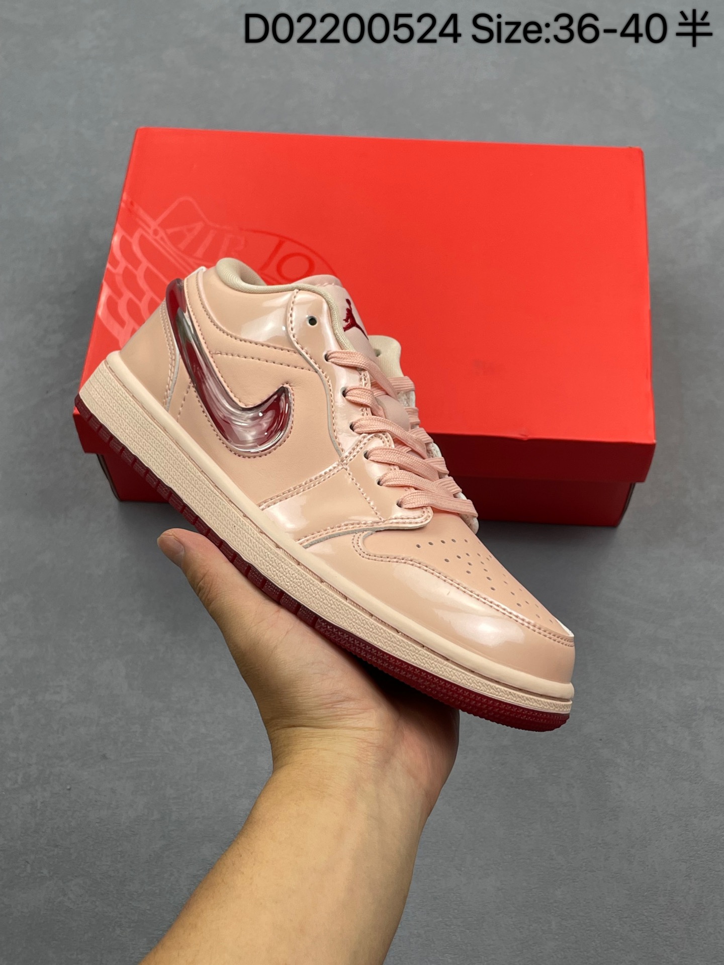 Air Jordan 1 Low "Valentine's Day" 低帮 情人节限定 粉红 AJ1 乔丹1代 aj1 乔1 低邦 白粉红果冻勾 乔丹篮球鞋系列 整双鞋选用简约的粉色配色,并在鞋面中加入皮质搭配,带来复古篮球风格;鞋面以粉色打造,搭配粉色框架覆盖层,鞋舌加入了亮粉色搭配,并以红色点缀Jumpzman Logo刺绣,内衬及鞋垫也选用粉色配色出现;鞋身外侧Swoosh Logo以红色果冻勾点缀,内侧Swoosh Logo则以漆皮红色点缀,后跟Wings Logo采用红色压印呈现,最后以粉色中底搭配半透明红色橡胶为外底,完成整体设计. 货号:HF3174-600 编码:D02200524