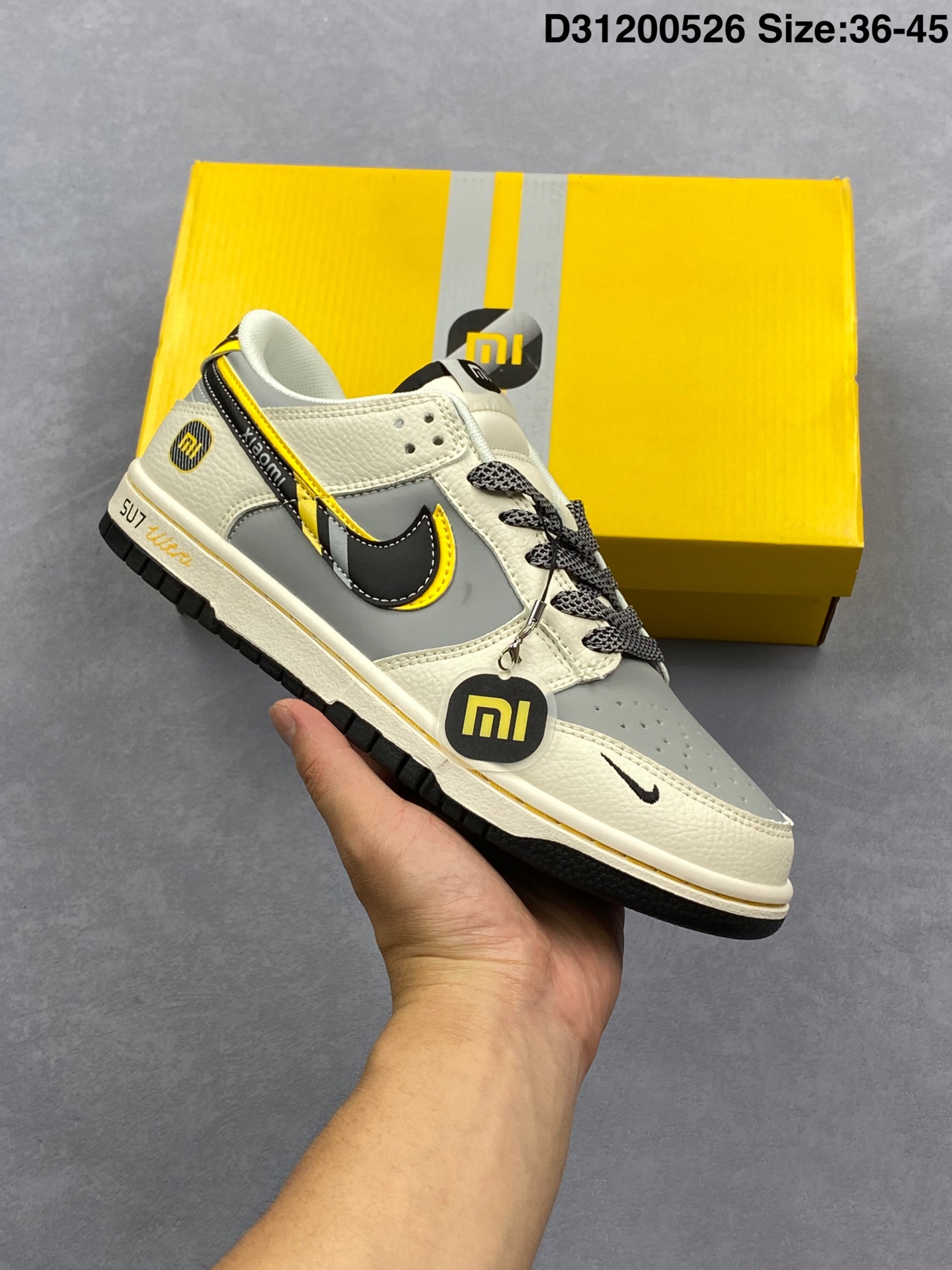 💰100
XiaoMi x Nike Dunk SB Low 小米 x 耐克 SB 低帮 联名灰白黑 鞋身整体以灰色皮革打造,搭配米白色皮革框架覆盖层,使鞋款十分百搭,鞋舌绣标上以白色小米Logo呈现,鞋身两侧双Swoosh Logo分别采用黑色、黄色点缀,后跟饰片辅以黑黄皮革呈现,鞋舌是网眼布材料,增强了透气性,后跟Nike字样以白色刺绣妆点,鞋头处侧边迷你Nike Swoosfh Logo以黑色刺绣点缀,后跟印有小米品牌LLogo,彰显联名身份;最后以米白色中底搭配黑色橡胶外底完善整体设计收尾。
货号:XX3168-166
尺码:36-45
D31200526