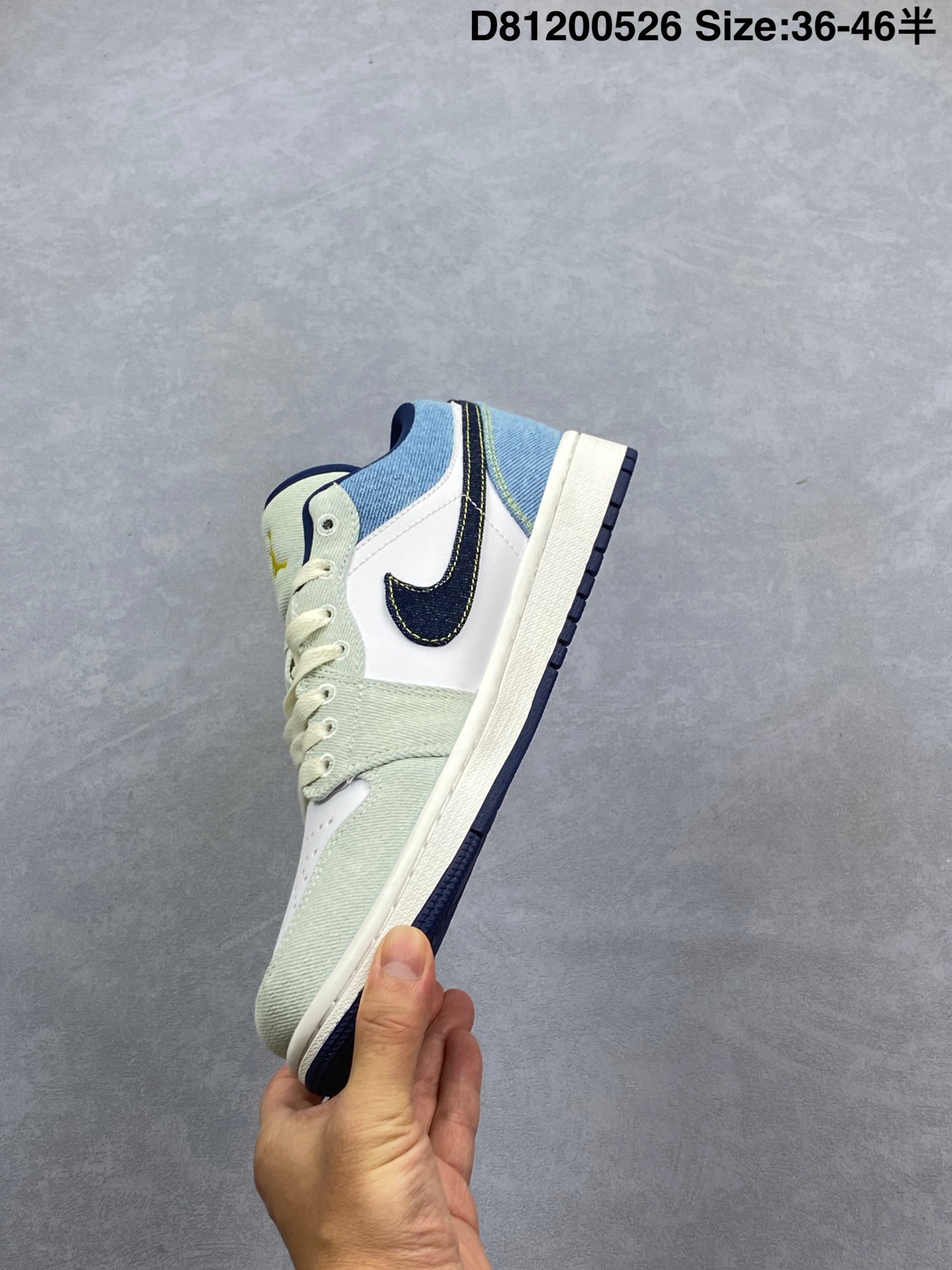 Air Jordan AJ1 Low 低帮 白蓝牛仔 终端优势供应 市面中低帮最具代表性版本没有之一 口碑大厂出品 品控大底版型不断改良更新 全套原纸板楦头开发 确保原汁原味 完美呈现版型 完美零毛边处理 原厂内置全掌气垫 价格定位良心 平台专用代工流水线出品 一眼公司既视感 拿到手的一瞬间就与众不同 碾压市面所有版本 全部原鞋开发 每一个配色都会采购原鞋确认细节 打破市面看图做货无好货之说 货号:IH0648 141 尺码:如图 D81200526