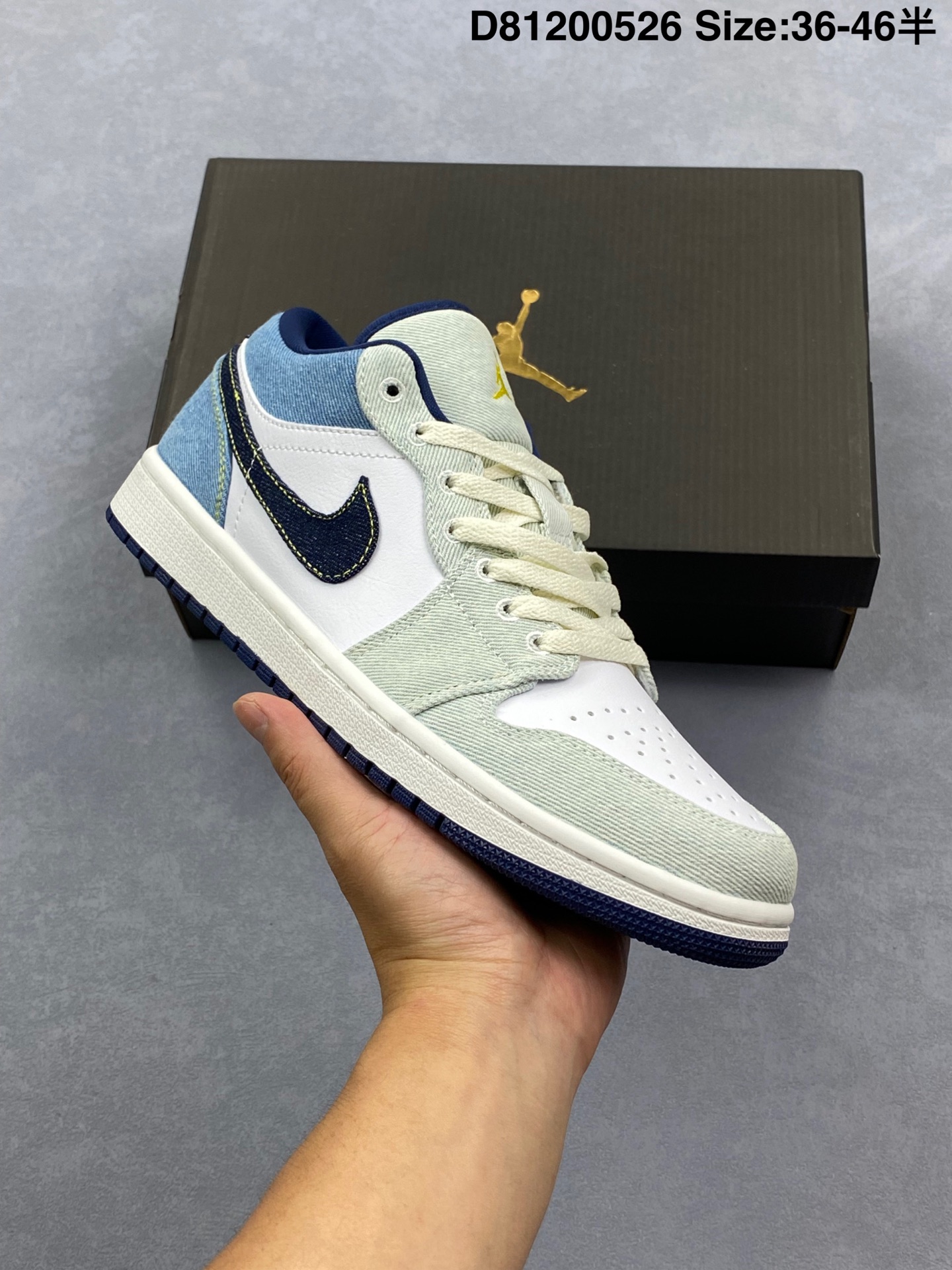 Air Jordan AJ1 Low 低帮 白蓝牛仔 终端优势供应 市面中低帮最具代表性版本没有之一 口碑大厂出品 品控大底版型不断改良更新 全套原纸板楦头开发 确保原汁原味 完美呈现版型 完美零毛边处理 原厂内置全掌气垫 价格定位良心 平台专用代工流水线出品 一眼公司既视感 拿到手的一瞬间就与众不同 碾压市面所有版本 全部原鞋开发 每一个配色都会采购原鞋确认细节 打破市面看图做货无好货之说 货号:IH0648 141 尺码:如图 D81200526