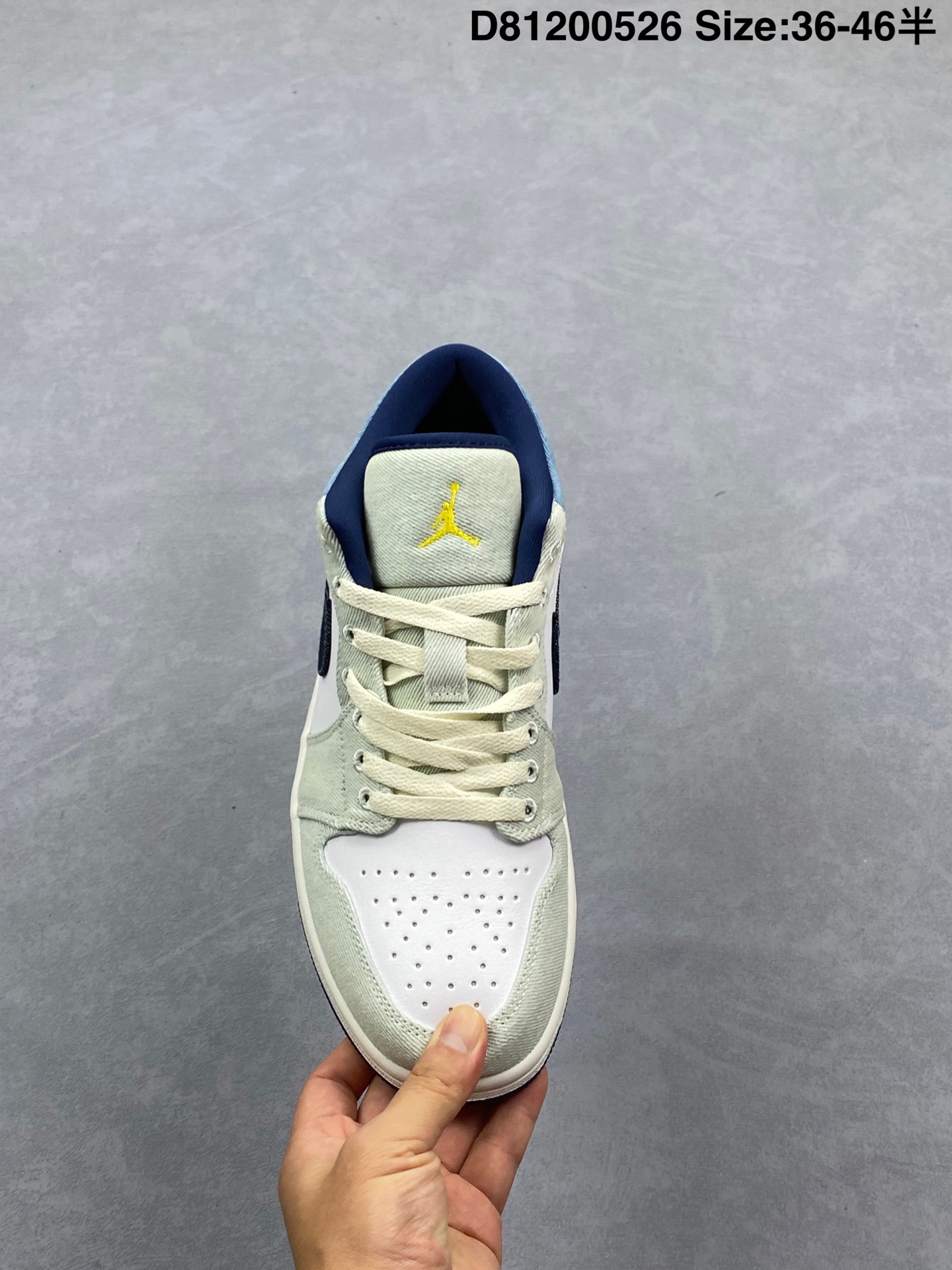 Air Jordan AJ1 Low 低帮 白蓝牛仔 终端优势供应 市面中低帮最具代表性版本没有之一 口碑大厂出品 品控大底版型不断改良更新 全套原纸板楦头开发 确保原汁原味 完美呈现版型 完美零毛边处理 原厂内置全掌气垫 价格定位良心 平台专用代工流水线出品 一眼公司既视感 拿到手的一瞬间就与众不同 碾压市面所有版本 全部原鞋开发 每一个配色都会采购原鞋确认细节 打破市面看图做货无好货之说 货号:IH0648 141 尺码:如图 D81200526