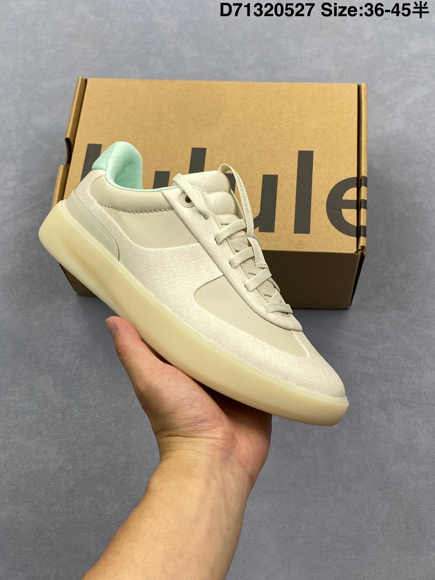 💰160
lululemon Cityverse 露露乐檬极简主义减震耐磨低帮生活休闲鞋 Cityverse将运动性能融入经典休闲鞋中，中底提供出色缓震，并贴合足部曲线，带来全天候的舒适感。鞋面采用两种材质拼接，且前半部分采用热熔压胶处理，无任何缝线，保留了鞋身整体性。模制泡沫的鞋垫带来上乘的脚感，在平日休闲穿着时不会磨脚，也能提供轻质软弹的效果。25年来，lululemon一直秉持“感受为先”的设计理念，并相信更好的感受带来更好的表现。此次男鞋的设计亦是如此。投入多年研究，针对男性在不同运动场景中的脚步形态设计了不同鞋履款式。同时，还进行了生物力学与形态学研究，为“他”带来更好的贴合度和感受。SIZE：36 36.5 37.5 38 38.5 39 40 40.5 41 42 42.5 43 44 44.5 45
D71320527