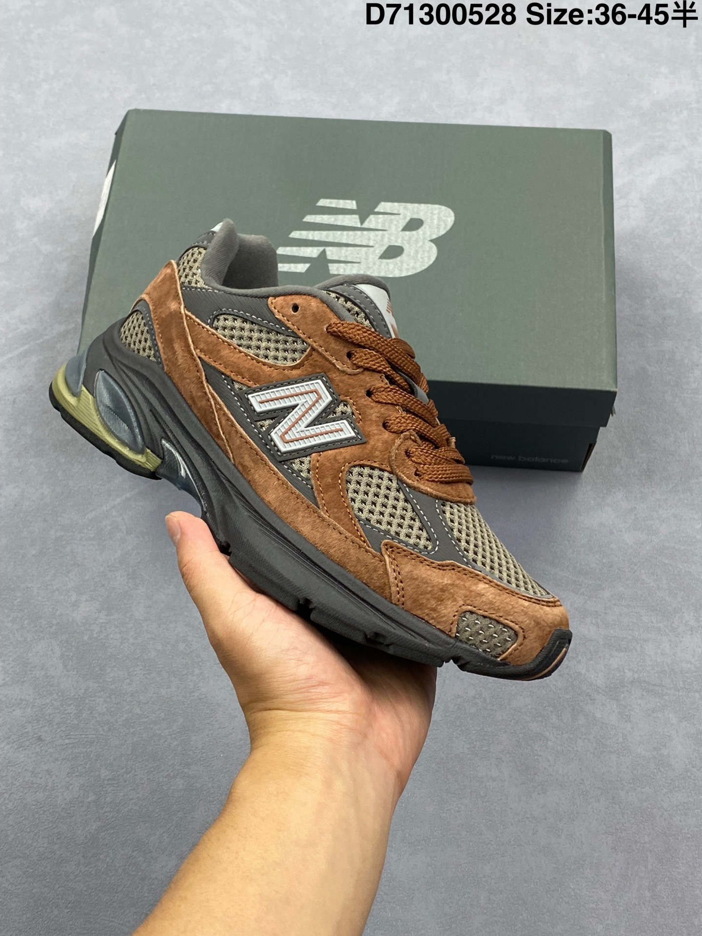 💰150
公司级✅New Balance NB2010系列新百伦经典复古休闲运动板鞋 以ENCAP中底配以升级版 N-ERGY缓震物料 鞋面则采用特色的柔软麂皮搭以NewBalance经典的尼龙网布 低调中还原跑鞋本真 更年轻化的设计理念与材质 让新世代青年得以用全新视角体验经典鞋款的传奇魅力 
官方货号：U2010BN 
尺码：36 37 37.5 38 38.5 39.5 40 40.5 41.5 42 42.5 43 44 45
编码：D71300528