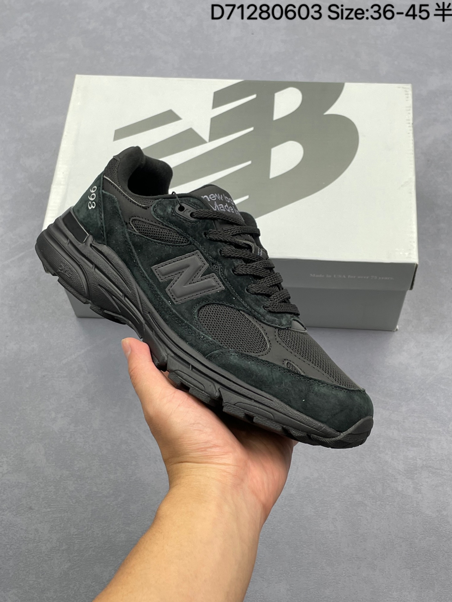 💰140
JJJJound x New Balance M993JJ 新百伦NB993联名总统复古慢跑鞋 灰棕 鞋身以网眼鞋面结合同色系优质麂皮革构成，鞋舌处点缀 New Balance Made In USA 同色系刺绣标识，彰显鞋款身份。鞋侧点缀银色 "993" 字样，丰富鞋身设计的同时，构建时尚外观。鞋款搭载 ABZORB 缓震系统，通过缓冲和抗压性的结合来吸收冲击力，舒适功能升级。同时搭配泛黄做旧中底，打造丰富层次感，缔造出色复古韵味。尺码：36 37 37.5 38 38.5 39 40 40.5 41.5 42 42.5 43 44 44.5 45
D71280603
