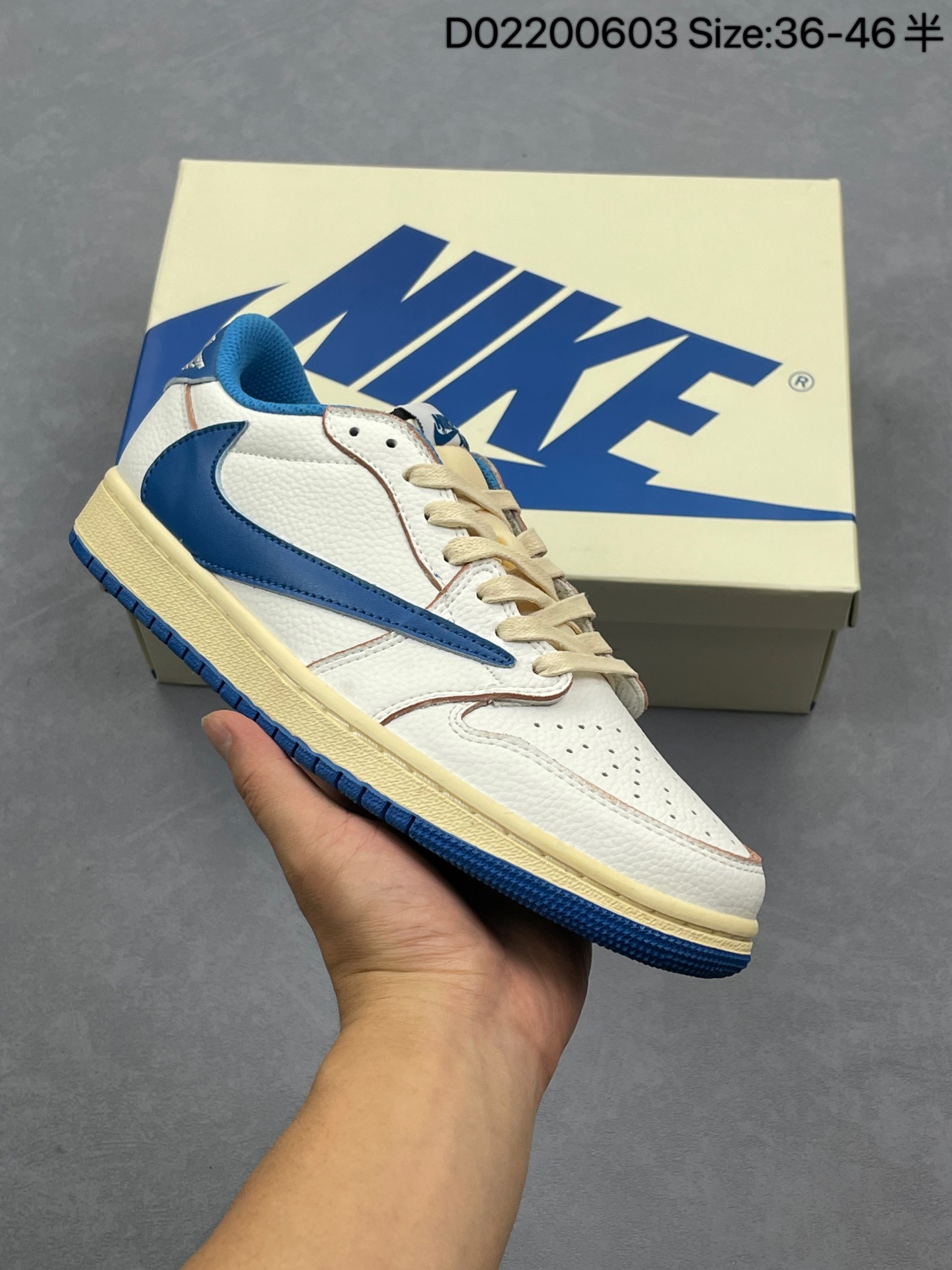 💰100
Travis Scott x Fragment Design x Air Jordan 1 Low OG 低帮 白蓝闪电倒勾联名 AJ1 乔丹1代 aj1 乔1 低邦 白蓝闪电倒钩联名 乔丹篮球鞋系列 鞋款整体以白色为底搭配白色框架呈现,标志性的反钩Swoosh Logo采用蓝色皮革呈现,内侧则辅以白色Swoosh Logo点缀,鞋舌等多处TS标志性元素均得以保留;鞋舌白色绣标上点缀蓝色Nike Swoosh Logo鞋身内侧Cactus Jack厂牌LLogo采用白色点缀,后跟的厂牌Jacck标志以及Wings Logoz均采用白色缝线打造,彰显联名身份;最后以米白色中底搭配蓝色橡胶外底完善整体设计收尾。
货号:DM7866-104
尺码:如图
D02200603