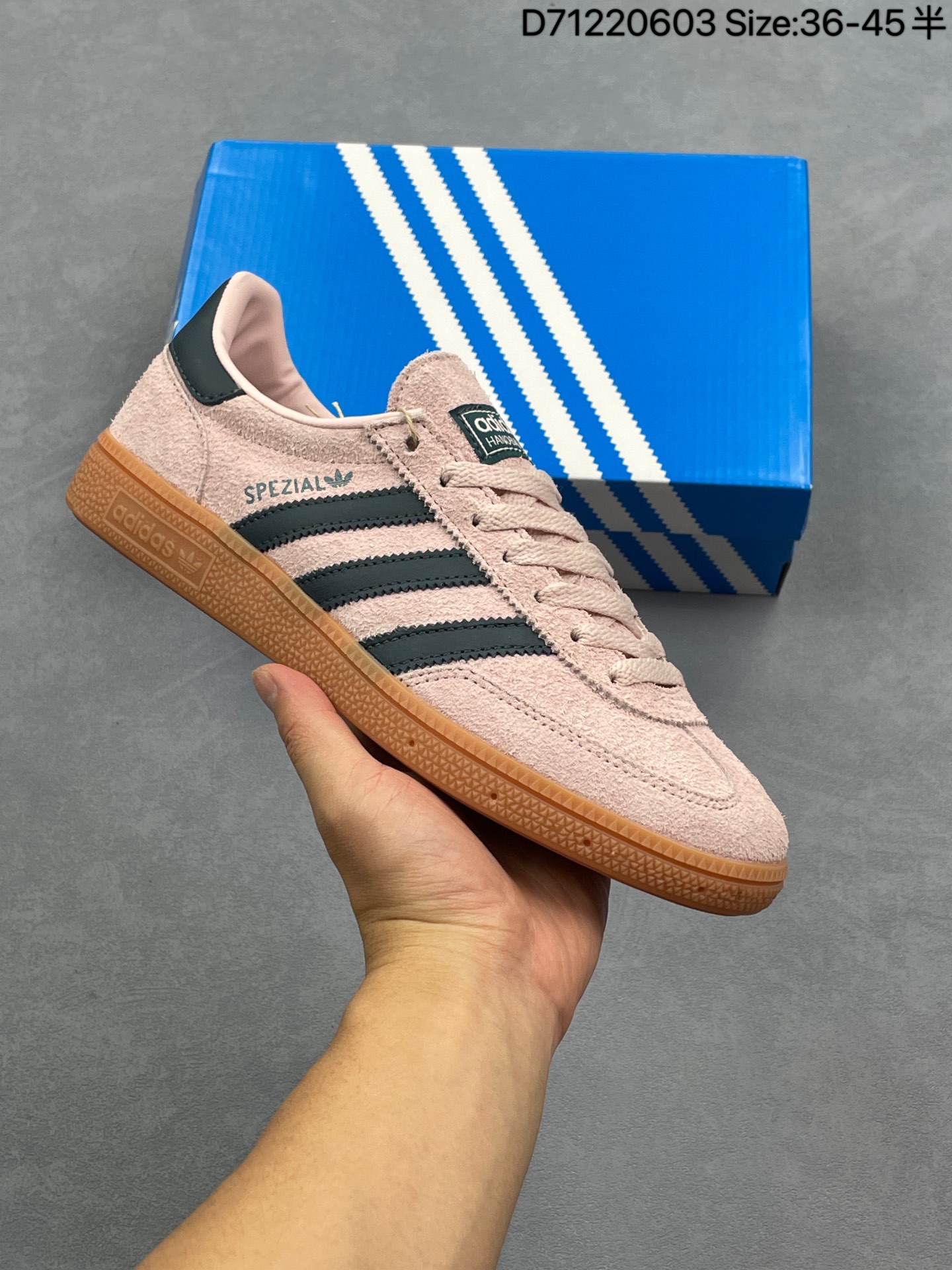 💰110
✅AD Originals Handball SPZL 手球运动员系列百搭休闲运动板鞋 粉黑 口碑大厂出品 品控大底版型不断改良更新 原厂皮料 原装过验内外标加持 全套原纸板楦头开发 确保原汁原味 完美呈现桑巴版型 一比一鞋头弧度高度鞋身弧度 数据细节工艺流程均保持一致 这款来自阿迪达斯的这款HANDBALL SPZL前身是一双手球运动鞋 这一次拿来复刻 所以鞋面的主要色彩选用了黑色 鞋面外侧除了Spezial字母之外还有三叶草标志 Handball SPZL作为复古手球训练鞋与作为室内足球鞋的Samba有着异曲同工之处 但是质感更为出众的鞋身以及丰富的配色选择比起Samba来讲可以说是更胜一筹了 尺码对应库存‼️
货号：IF6561
尺码：36-45带半码
编码：D71220603