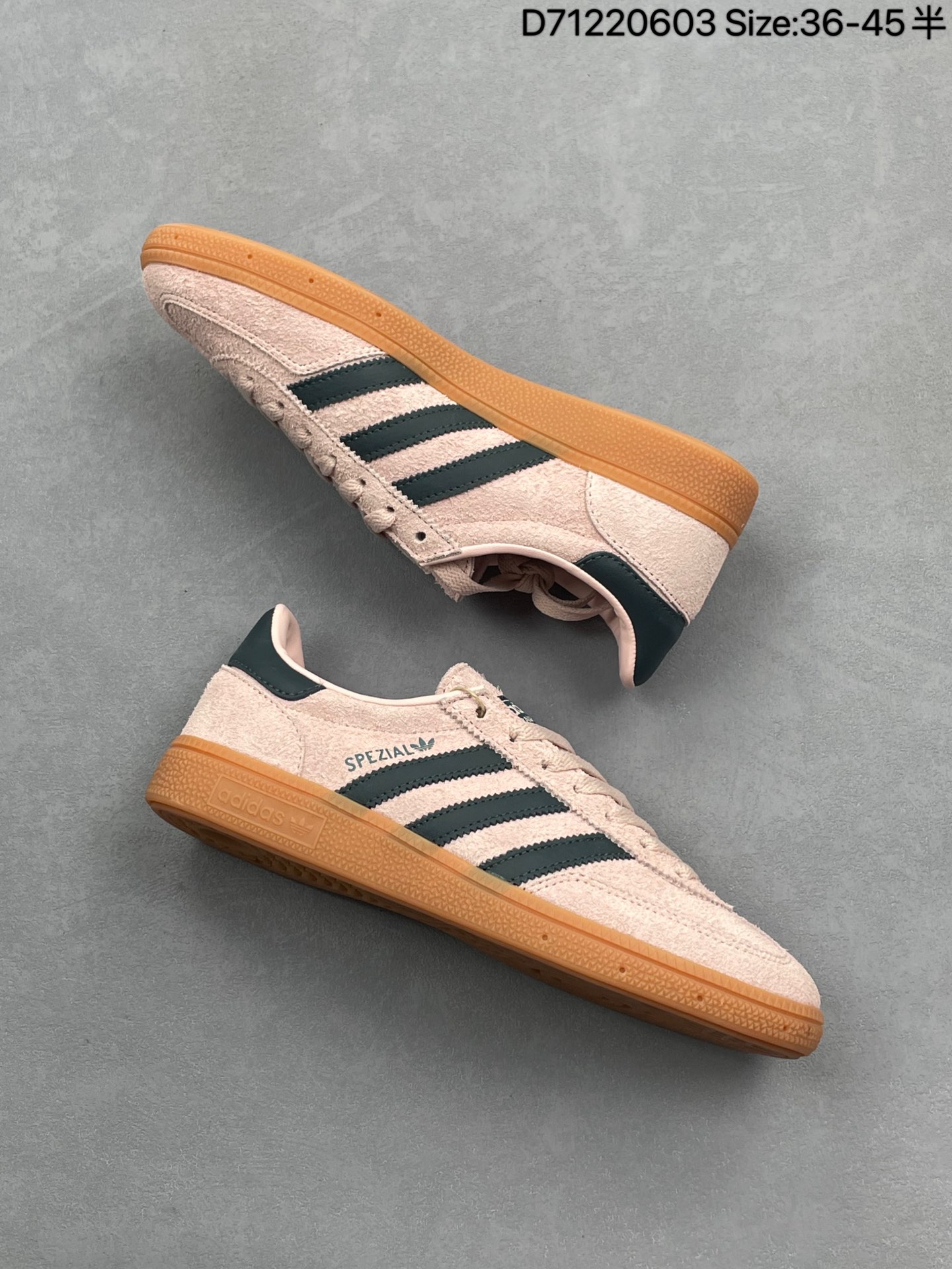 💰110
✅AD Originals Handball SPZL 手球运动员系列百搭休闲运动板鞋 粉黑 口碑大厂出品 品控大底版型不断改良更新 原厂皮料 原装过验内外标加持 全套原纸板楦头开发 确保原汁原味 完美呈现桑巴版型 一比一鞋头弧度高度鞋身弧度 数据细节工艺流程均保持一致 这款来自阿迪达斯的这款HANDBALL SPZL前身是一双手球运动鞋 这一次拿来复刻 所以鞋面的主要色彩选用了黑色 鞋面外侧除了Spezial字母之外还有三叶草标志 Handball SPZL作为复古手球训练鞋与作为室内足球鞋的Samba有着异曲同工之处 但是质感更为出众的鞋身以及丰富的配色选择比起Samba来讲可以说是更胜一筹了 尺码对应库存‼️
货号：IF6561
尺码：36-45带半码
编码：D71220603
