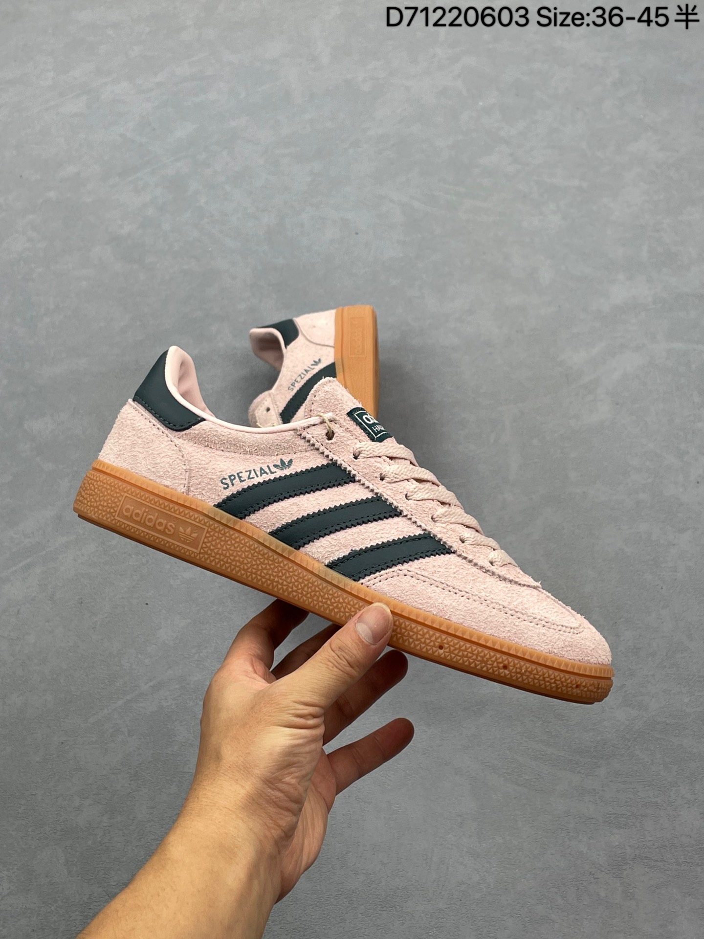 💰110
✅AD Originals Handball SPZL 手球运动员系列百搭休闲运动板鞋 粉黑 口碑大厂出品 品控大底版型不断改良更新 原厂皮料 原装过验内外标加持 全套原纸板楦头开发 确保原汁原味 完美呈现桑巴版型 一比一鞋头弧度高度鞋身弧度 数据细节工艺流程均保持一致 这款来自阿迪达斯的这款HANDBALL SPZL前身是一双手球运动鞋 这一次拿来复刻 所以鞋面的主要色彩选用了黑色 鞋面外侧除了Spezial字母之外还有三叶草标志 Handball SPZL作为复古手球训练鞋与作为室内足球鞋的Samba有着异曲同工之处 但是质感更为出众的鞋身以及丰富的配色选择比起Samba来讲可以说是更胜一筹了 尺码对应库存‼️
货号：IF6561
尺码：36-45带半码
编码：D71220603