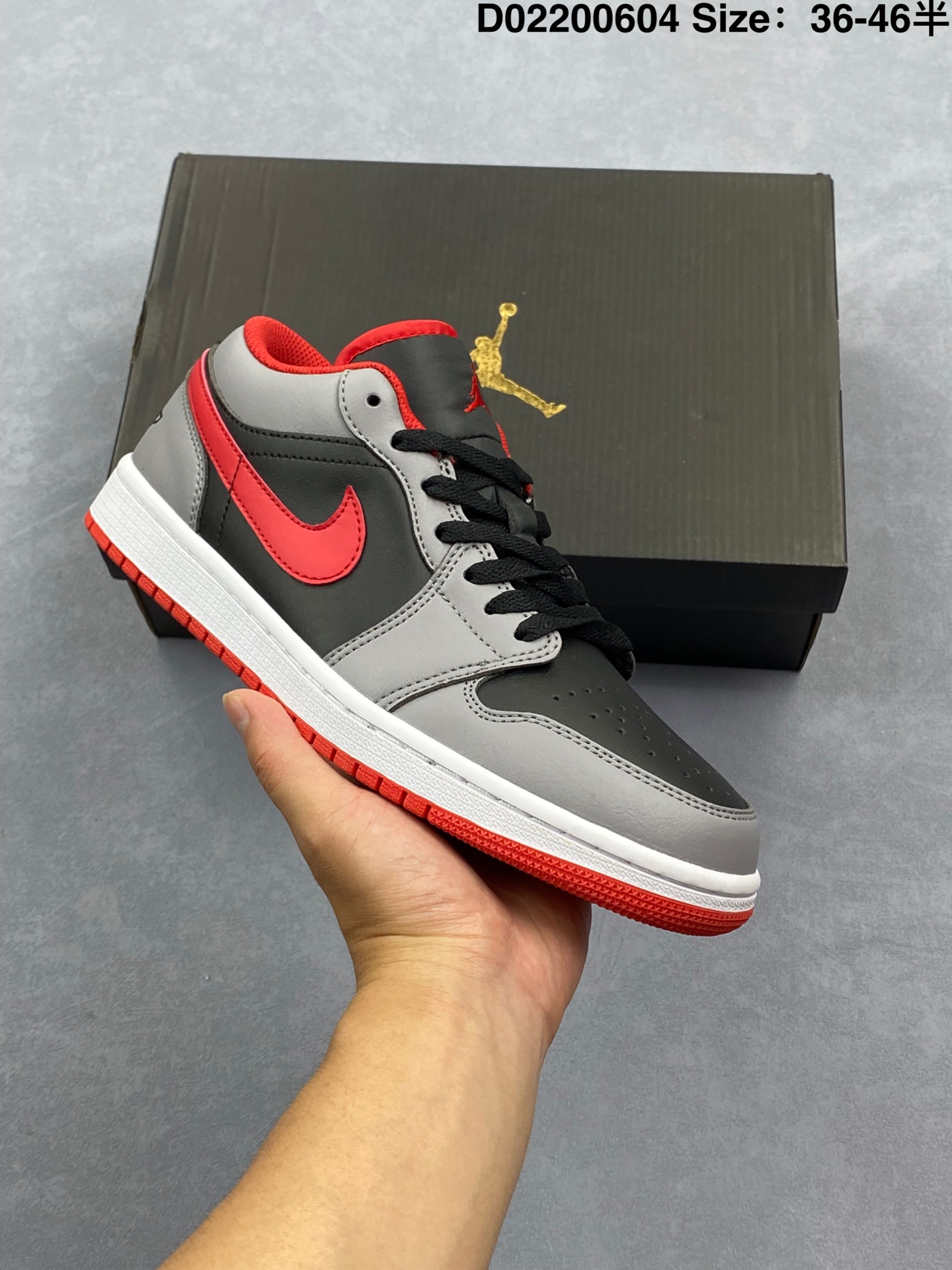 耐克 乔丹Air Jordan 1 Low AJ1 乔1 乔丹1代aj1 低帮复古文化休闲运动篮球鞋.从1985 年面世的元年款汲取设计灵感,采用简洁大方的经典外观,熟悉中带一抹新颖.此款运动鞋采用经典设计,可与不同风格轻松搭配,助你彰显出众风采.鞋底加入内嵌式 Air 缓震技术,营造轻盈缓震体验,天然皮革与合成材质组合鞋面经久耐穿,彰显优质风范.硬质橡胶外底,提供可驾驭多种地面的强劲抓地力. 货号:553558 含半码 编码:D02200604