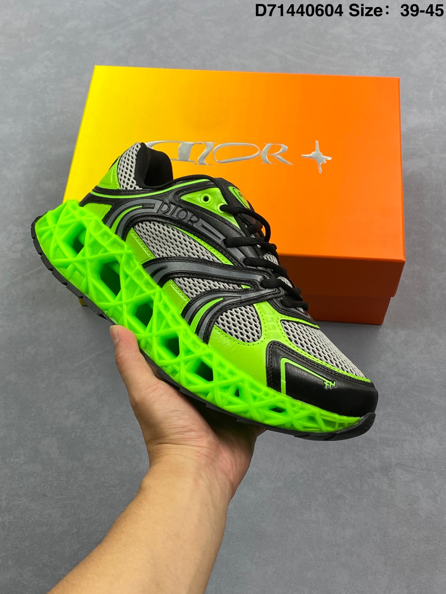 💰220
公司级✅DIOR迪奥 B35 圆头系带 低帮 生活休闲鞋
采用轻盈的橡胶精心制作 饰以曲纹藤格纹 Cosmo图案 重新诠释经典设计
镂空设计搭配橡胶内底若隐若现 呈现鲜明的对比效果 抽绳开合搭配孔眼和 CD Diamond 抽绳锁提升格调 彰显运动风范 可与本季各式休闲装扮搭配 打造精致造型
货号:3SN323ZDX-H693
尺码:39-45
编码:D71440604