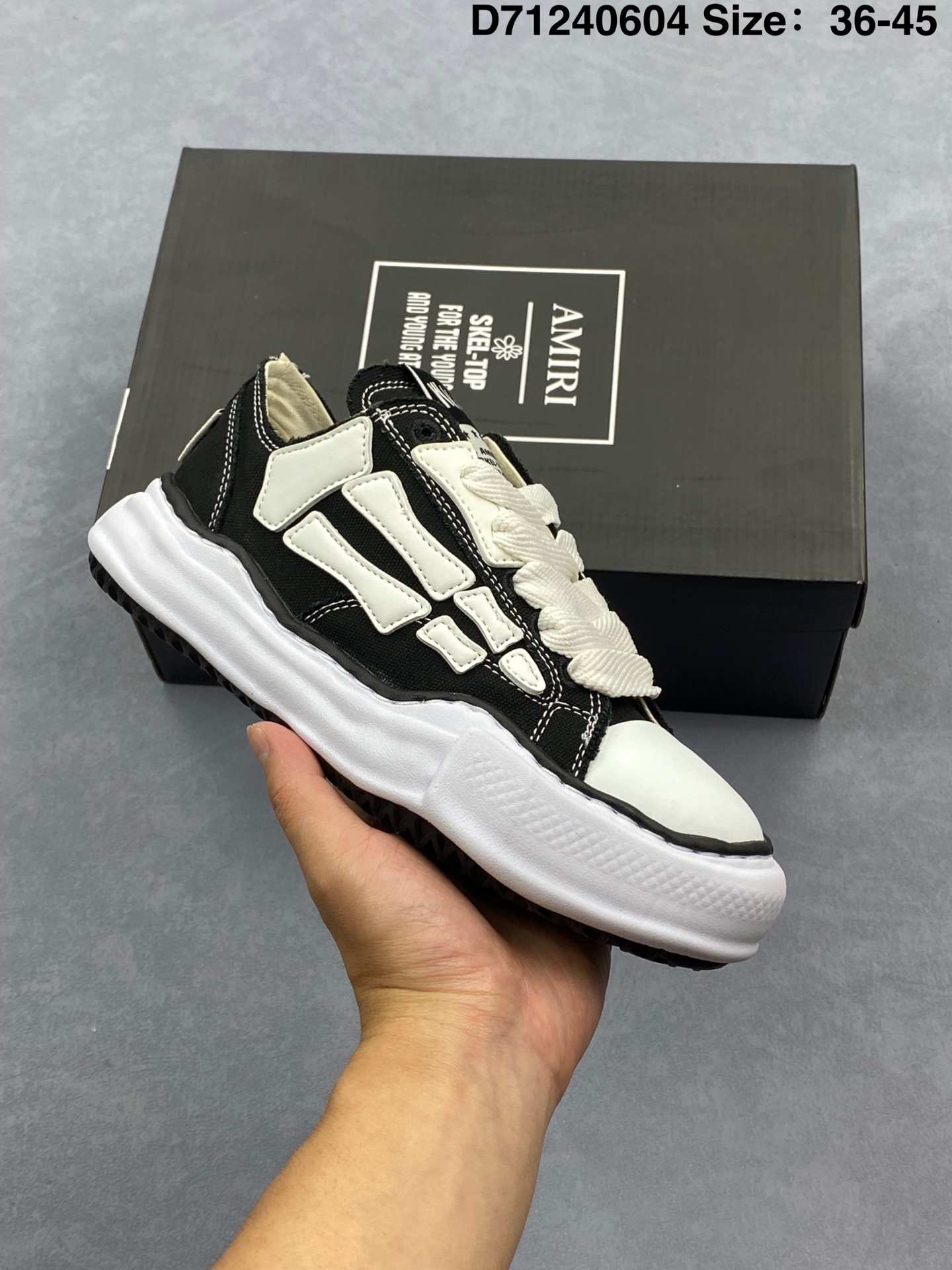 💰120
AMIRI Skeleton High 骨骼鞋-Skel top Sneakers低帮
洛杉矶街头之王 原装裸鞋级 区分市面所有在售版本
正确鞋舌外翻细节 正确骨头形状
头层牛皮鞋面+高密度透气网布 鞋帮侧面骨头采用两张牛皮贴合处理 立体感更好 皮料切口均油边处理 定制金属LOGO铭牌及吊牌 正常码 全套包装 正确双层加厚皮料
尺码: 36 37 38 39 40 41 42 43 44 45
编码:D71240604