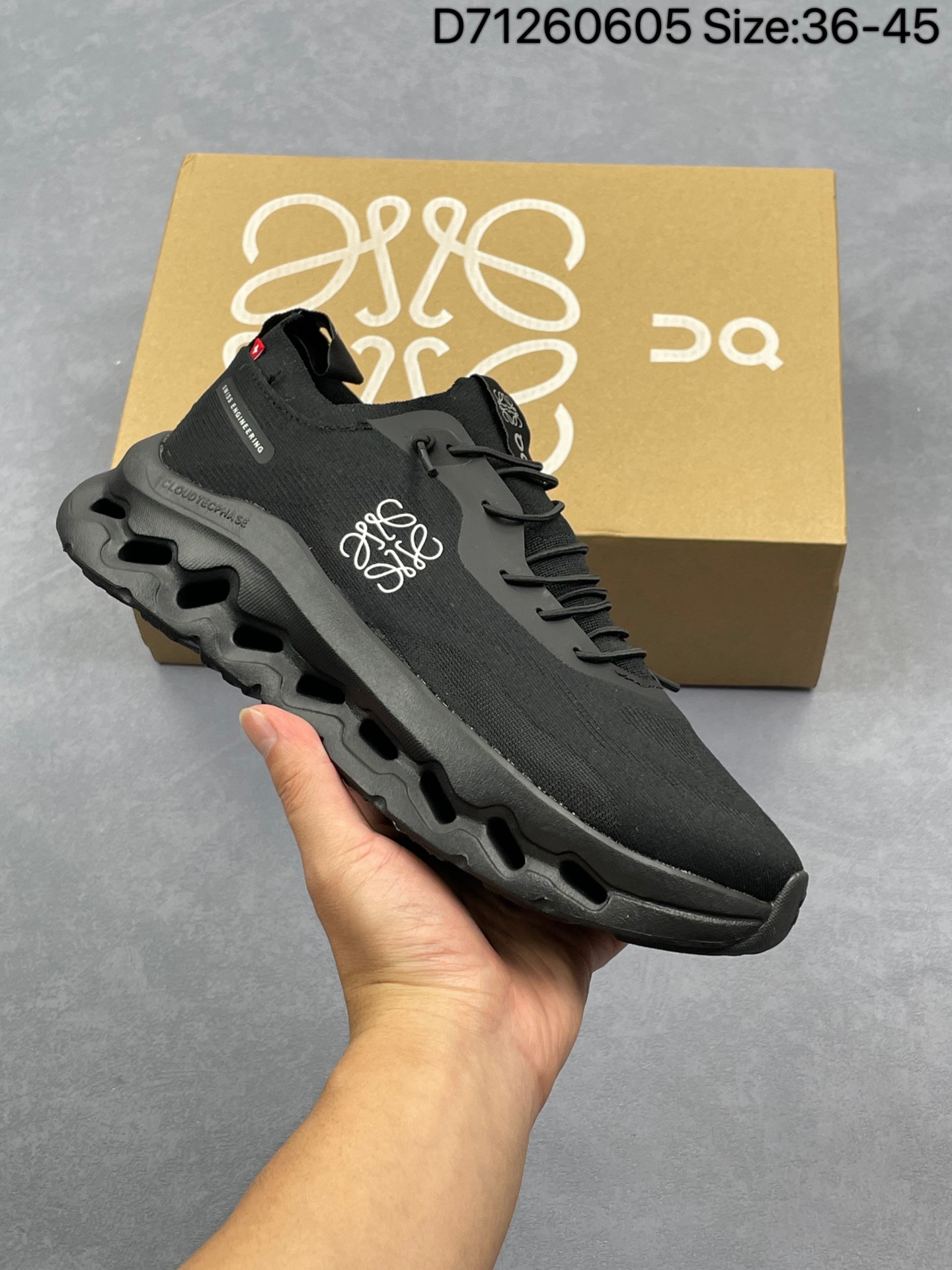 💰130
公司级✅On昂跑 Cloudtilt Loewe
户外街头机能风跑步鞋
Cloud Hi Edge户外机能融合街头潮流
越界开启全新都市探索
CloudTec®专利科技鞋底搭载耐温耐用革新中底泡棉 同时以摇椅圆弧的机能感轮廓 
带来流畅平稳的迈步 轻量透气的工程网格结合环保人造麂皮 衬托出活力醒目的视觉效果 饰有品牌Logo的TPU鞋带扣 让系带方式别具一格 
是日常穿搭、旅行和城市探索的理想之选
官方货号: 3MF1012226
ID：D71260605