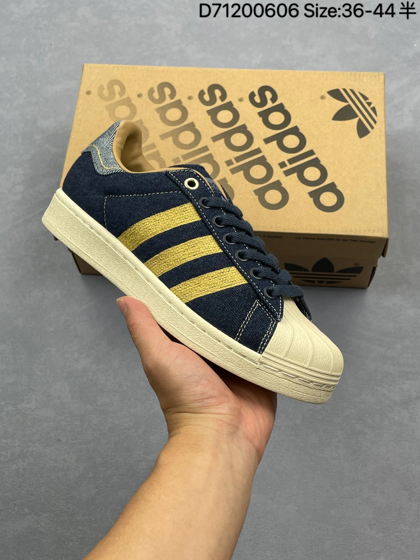 公司级✅adidas originals Superstar 82 舒适 防滑耐磨 低帮 板鞋 男女款 蓝牛仔 贝壳头 adidas Originals Superstar诞生于1969年,是第一双将全皮面鞋身与橡胶鞋头结合在一起的低帮篮球鞋,Superstar最开始 是作为高帮篮球鞋ProModel的低帮版本而出现的,但因为其独特和醒目的橡胶鞋头造型而让大家熟知,被大家形象地称为“shelltoe”贝壳头.在70年代的美国职业篮球场上,接近3/4的NBA球员都将这双Superstar作为场上用鞋,80年代之后,经过不断的改良和发展,Superstar逐渐成为横跨时装、音乐、街头文化、休闲和运动等各大领域的时尚潮鞋. 货号:JH5577 2⁄3 371⁄3 38 382⁄3 391⁄3 40 402⁄3 411⁄3 42 422⁄3 431⁄3 44 442⁄3 编码:D71200606