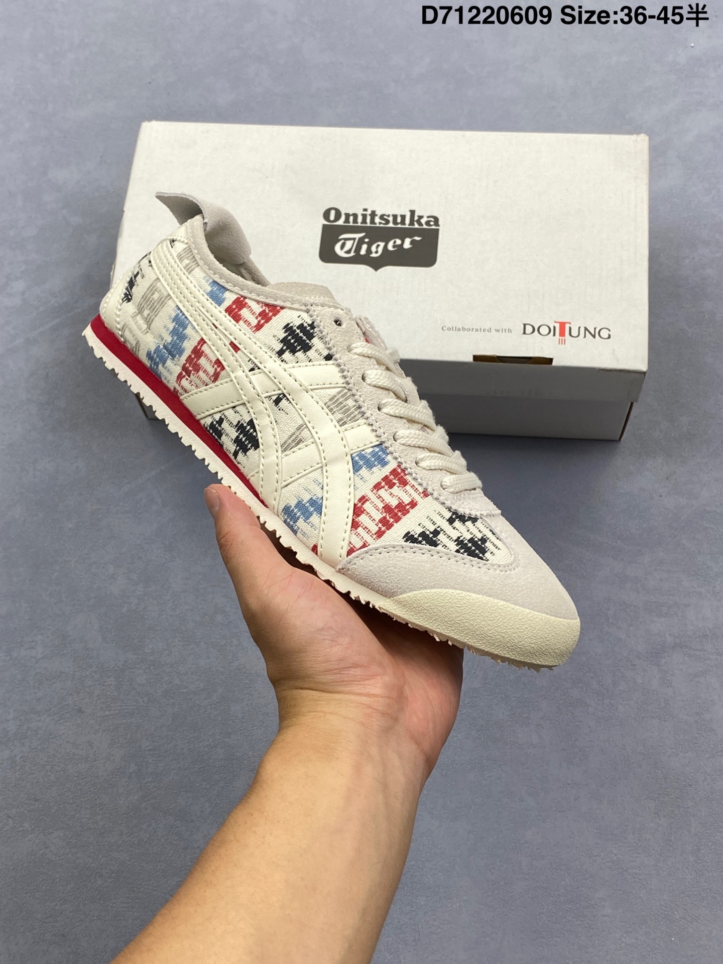 💰110
男女鞋半码制#原楦原纸版开发版型#采用粒面移膜牛剖革组合太空革饰条鞋面材质#内嵌人体工学乳胶组合透气吸汗鞋垫#外置环保切片组合轻质MD发泡防滑橡胶外底❗️日产经典老牌-鬼塚虎联名法国时装品牌 Maison Patou x Onitsuka Tiger Mexico 66®经典墨西哥系列低帮复古经典百搭休闲皮革慢跑鞋“浅灰米白彩色织布”
货号:1183B648-100
尺码:36 37 37.5 38 39 39.5 40 40.5 41.5 42 42.5 43.5 44 45
编码:D71220609