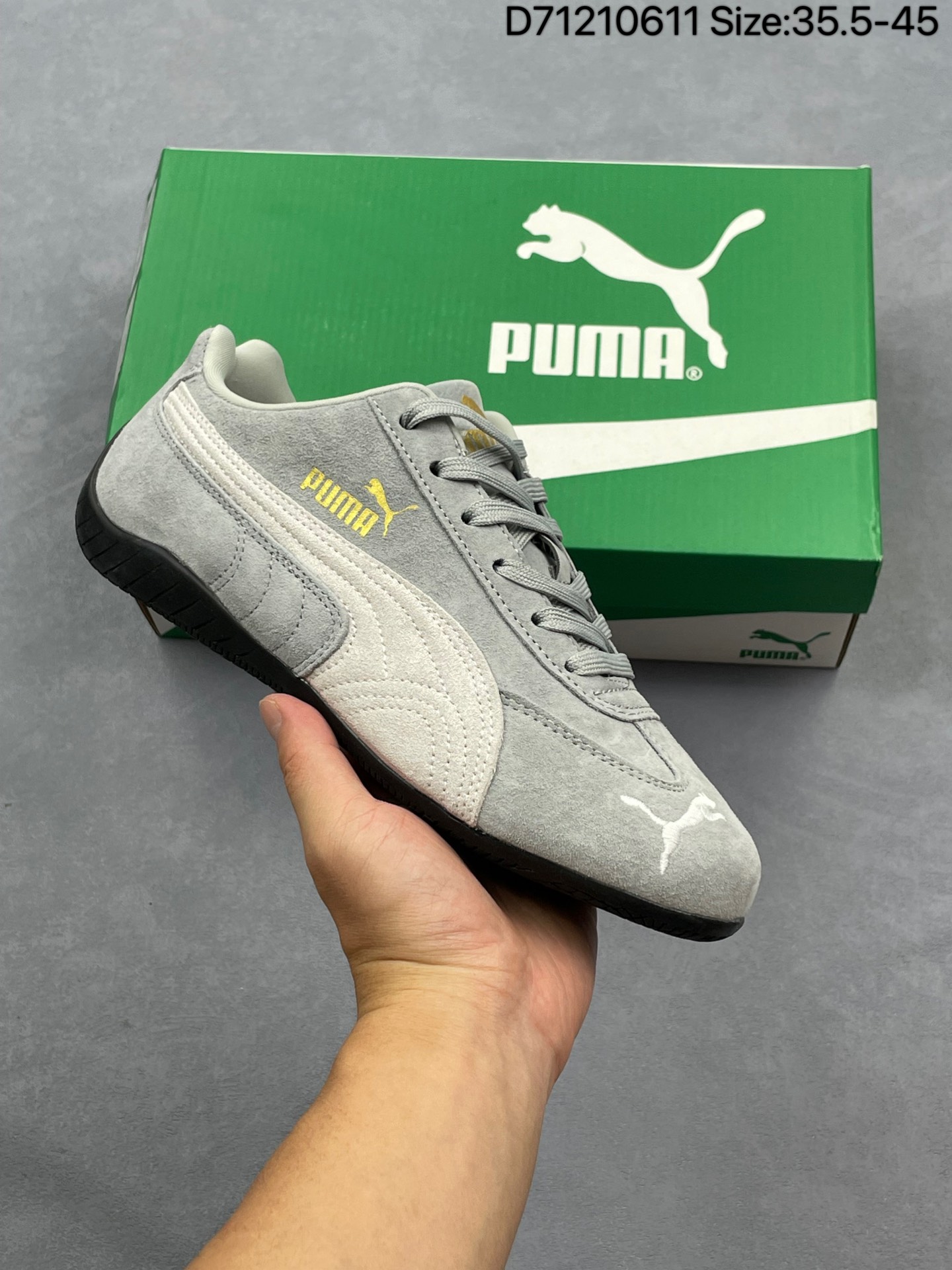 💰105
✅Puma Speedcat OG 彪马罗马阿莫尔系列百搭单品 复古运动休闲赛车跑鞋 以趣味十足又前卫复古的设计引领潮流将赛道精神融入街头时尚 开启前卫竞速之旅主打前卫复古风 Roma鞋款的鞋侧以复古的流线造型 缀以宝马经典Logo 巧妙吸睛而Speedcat鞋款以亮眼三色条纹元素缀以舒适鞋面赋予了独特的个性美学 演绎赛车的无尽能量官方
货号：398846 01
Size：35.5-45带半码
编码：D71210611