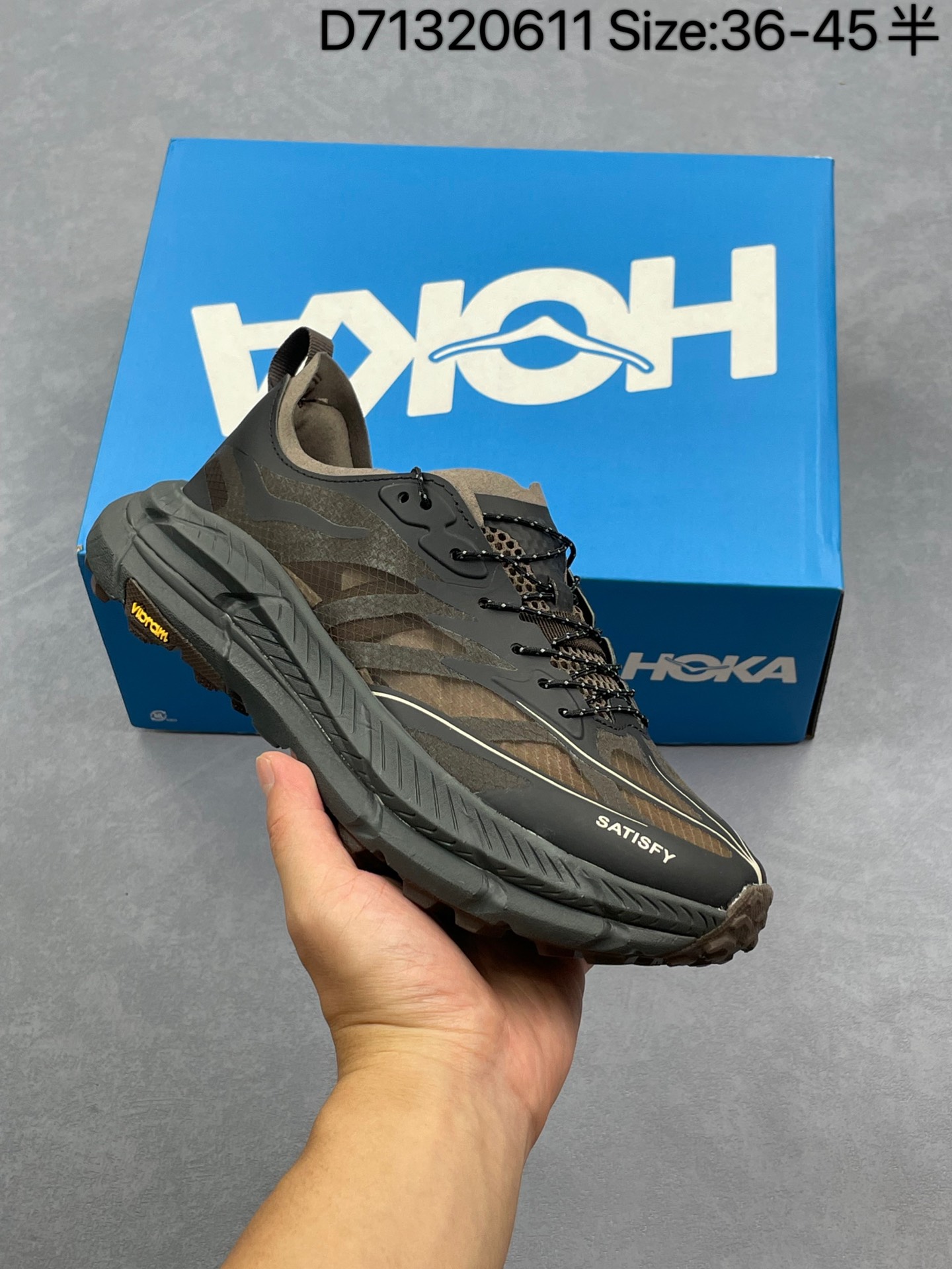 公司级✅Satisfy x HOKA RUNNING MAFATE TRAIL 全新配色 网面透气 运动鞋 此球鞋继承了HOKA的经典越野鞋型MAFATE SPEED4的设计 更在此基础上进行了创新和提升 使得它既适合户外越野跑 又充满了时尚潮流的元素 它的半透明鞋面设计 不仅让鞋身看起来更加轻便 而且提供了良好的透气性 而保护性的防撕裂尼龙面料 则确保了在复杂地形中的耐用性 货号:1168450 ID:D71320611