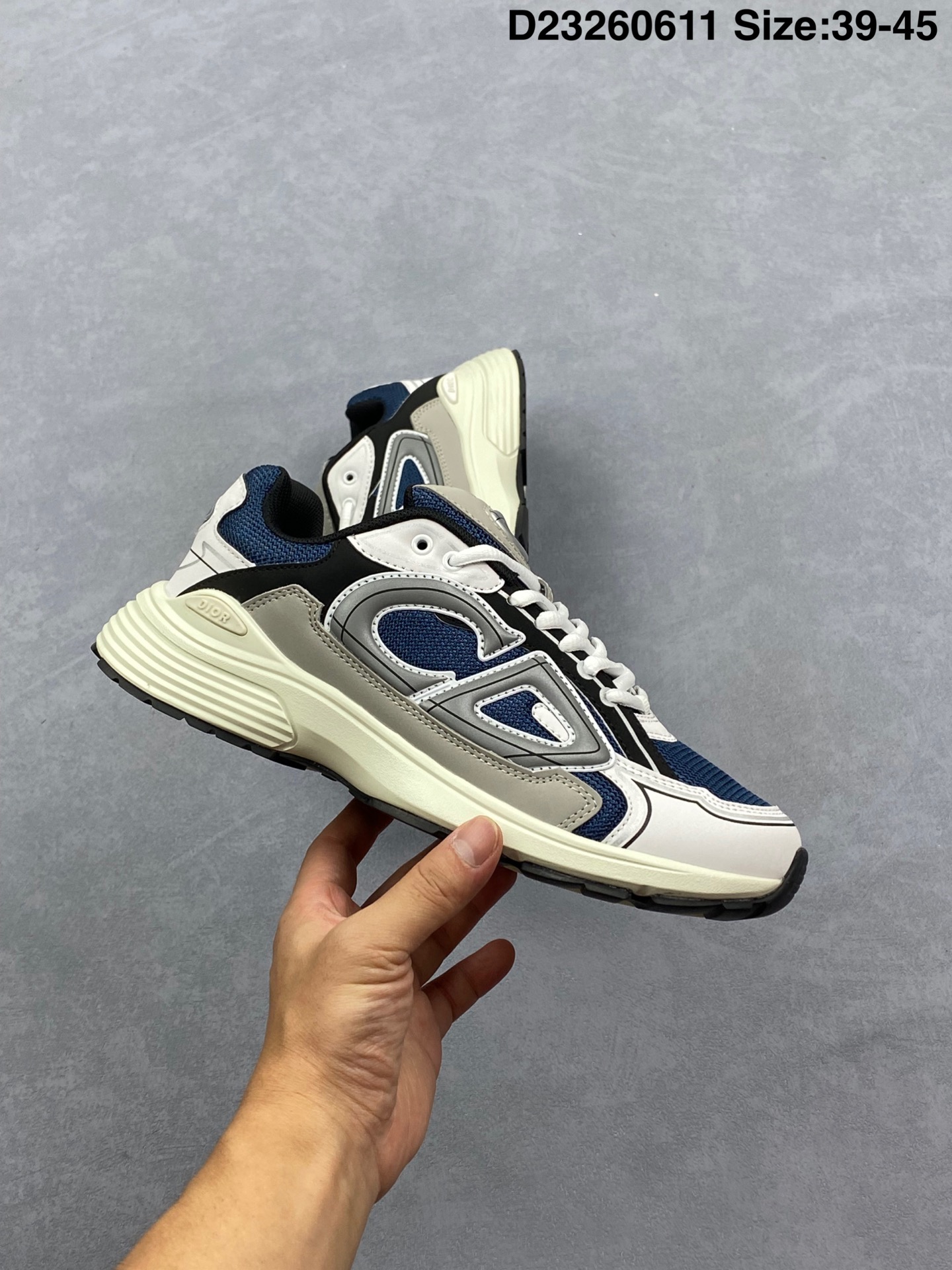 💰130
Dior迪奥B30网眼织物厚底系带休闲低帮运动鞋男女同款老爹鞋 这款 B30 Countdown 低帮运动鞋已成为 Dior 别具一格的经典新品,时尚而富有运动风范。采用煤灰色网眼织物精心制作,搭配黑色、蓝色和迪奥灰科技面料,饰以反光 CD30 标志提升格调,富有美感。鞋舌和鞋跟处饰以银色调 Dior B30 和 CD30 标志。轻盈的纹理效果橡胶鞋底饰以众多特色细节,内部弹力饰带打造理想的舒适穿着体验。可与各式休闲单品搭配,打造精致造型。
尺码:39-45
D23260611