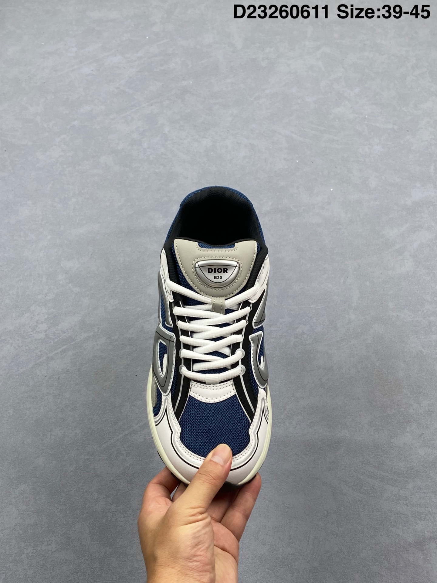 💰130
Dior迪奥B30网眼织物厚底系带休闲低帮运动鞋男女同款老爹鞋 这款 B30 Countdown 低帮运动鞋已成为 Dior 别具一格的经典新品,时尚而富有运动风范。采用煤灰色网眼织物精心制作,搭配黑色、蓝色和迪奥灰科技面料,饰以反光 CD30 标志提升格调,富有美感。鞋舌和鞋跟处饰以银色调 Dior B30 和 CD30 标志。轻盈的纹理效果橡胶鞋底饰以众多特色细节,内部弹力饰带打造理想的舒适穿着体验。可与各式休闲单品搭配,打造精致造型。
尺码:39-45
D23260611