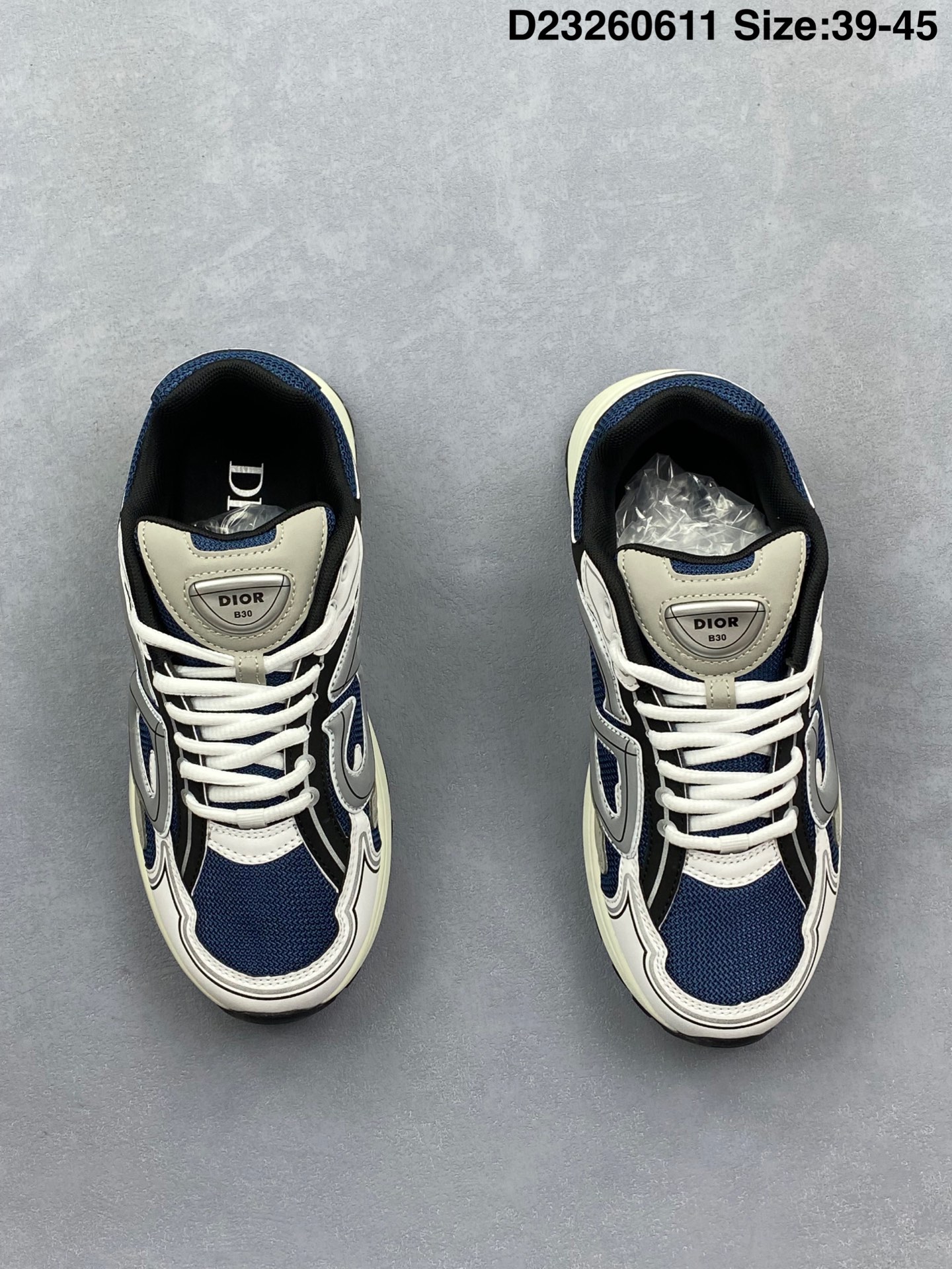 💰130
Dior迪奥B30网眼织物厚底系带休闲低帮运动鞋男女同款老爹鞋 这款 B30 Countdown 低帮运动鞋已成为 Dior 别具一格的经典新品,时尚而富有运动风范。采用煤灰色网眼织物精心制作,搭配黑色、蓝色和迪奥灰科技面料,饰以反光 CD30 标志提升格调,富有美感。鞋舌和鞋跟处饰以银色调 Dior B30 和 CD30 标志。轻盈的纹理效果橡胶鞋底饰以众多特色细节,内部弹力饰带打造理想的舒适穿着体验。可与各式休闲单品搭配,打造精致造型。
尺码:39-45
D23260611