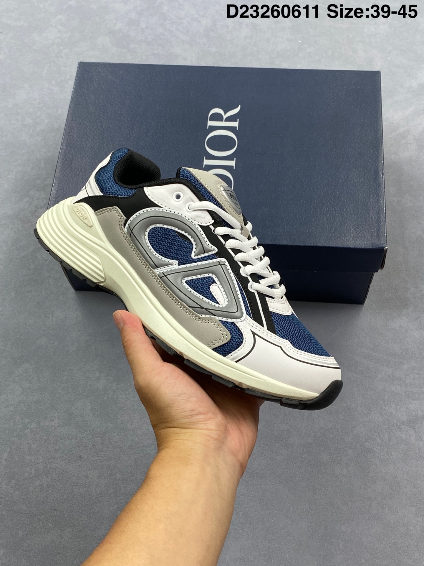 💰130
Dior迪奥B30网眼织物厚底系带休闲低帮运动鞋男女同款老爹鞋 这款 B30 Countdown 低帮运动鞋已成为 Dior 别具一格的经典新品,时尚而富有运动风范。采用煤灰色网眼织物精心制作,搭配黑色、蓝色和迪奥灰科技面料,饰以反光 CD30 标志提升格调,富有美感。鞋舌和鞋跟处饰以银色调 Dior B30 和 CD30 标志。轻盈的纹理效果橡胶鞋底饰以众多特色细节,内部弹力饰带打造理想的舒适穿着体验。可与各式休闲单品搭配,打造精致造型。
尺码:39-45
D23260611
