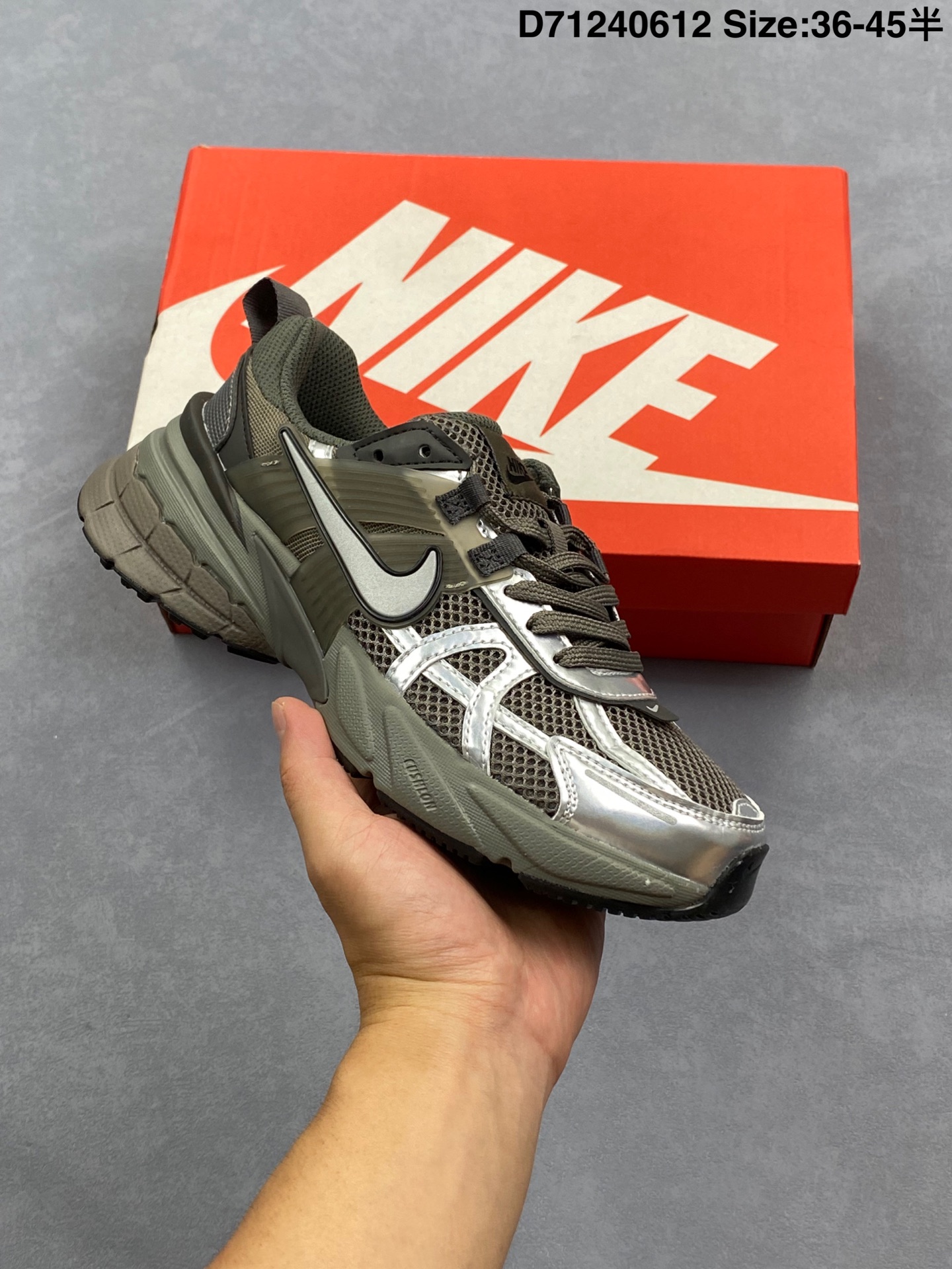 耐克NIKE V2K Runtekk 减震防滑复古低帮跑步鞋材质上使用大面积网眼 皮革 TPU 组成 支撑和透气性肯定不错 中底处由 Cushlon 泡绵打造 保证在压马路时可以提供优秀脚感 并通过一手做旧氧化效果突出复古感 中底造型很容易让大家联想到巴黎世家3XL 增高效果同样不能忽视 货号:HQ1678 200 带半码 编码:D71240612