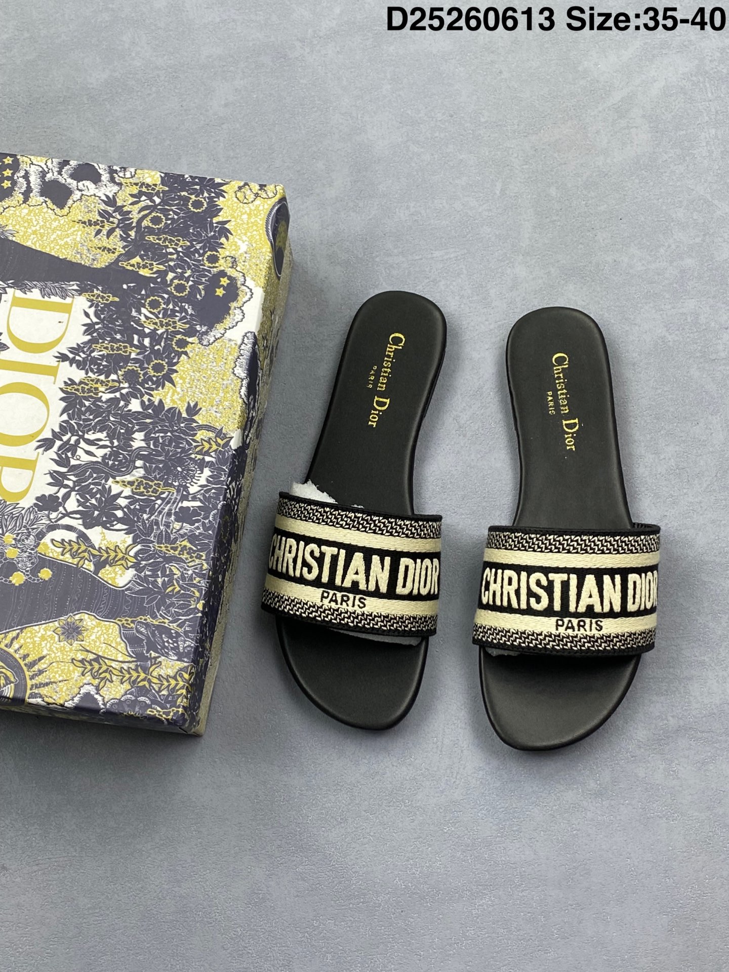 合集💰280 【新品实拍篇】💯女鞋广东原产#进口机台精密电脑提花刺绣工艺#羊绒包裹鞋床及上盖❗️秋冬季新品，高奢品牌Dior迪奥 30 Montaigne蒙田系列毛绒女士复古平底露趾冬季拖鞋“绒毛黑提花刺绣米白” 货号：ECAP537205A 尺码：35-40 编码：D25260613
