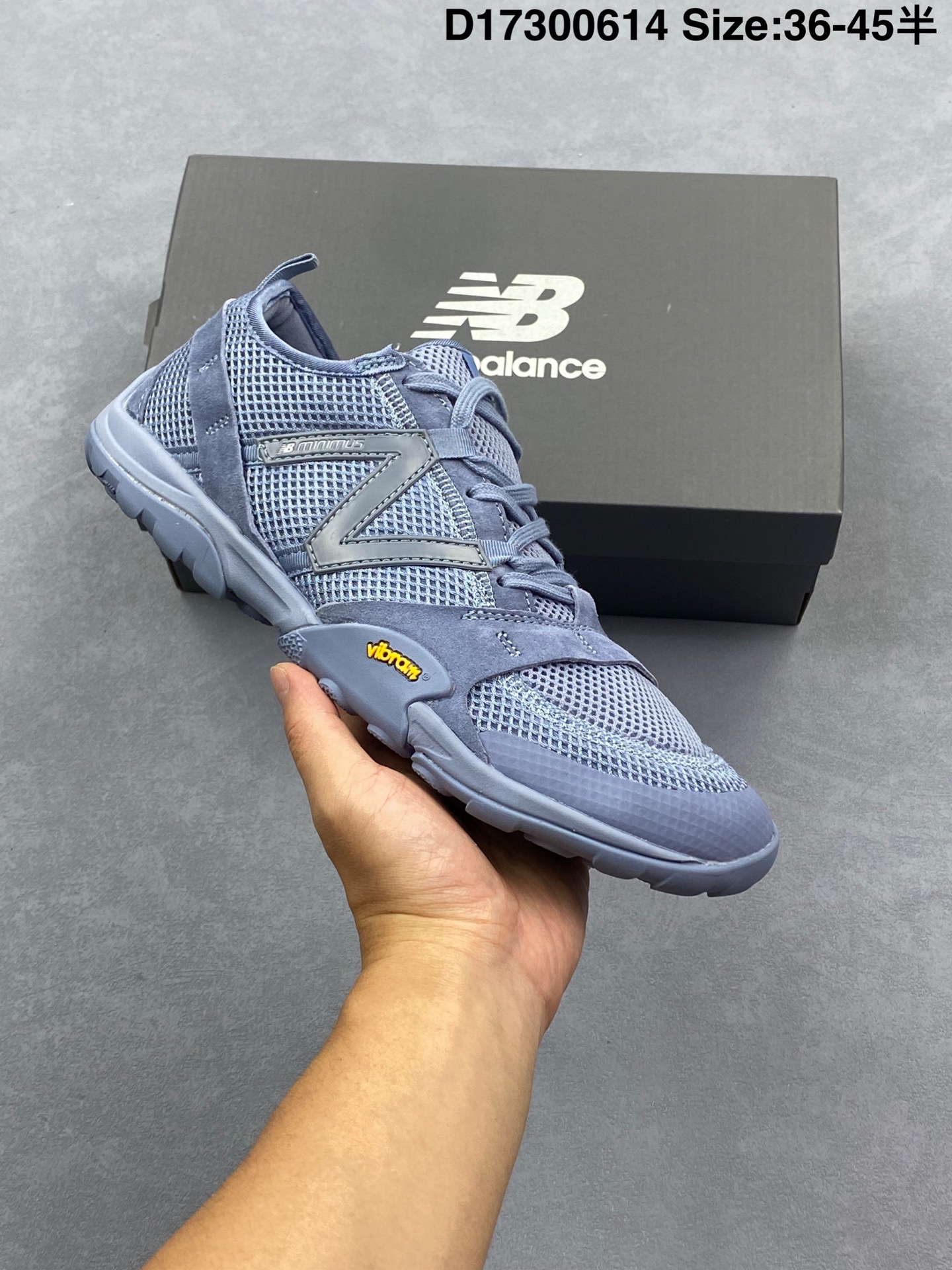 💰280
ISSEY MIYAKE/ x New Balance NB MT10O 舒适时尚 减震耐磨 低帮 生活休闲鞋 
▪️New Balance MT10O休闲鞋是一款由New Balance与日本时尚品牌（ISSEY MIYAKE）携手打造的联名鞋款。MT10O的设计灵感源自“感官身体和赤足运动”的概念，旨在还原赤足行走的感受。它模仿脚的形状，降低了脚的高度和体积，同时保留了越野跑的元素。鞋面采用轻质网布与柔软皮革相结合，既保证了透气性，又增添了质感。细绳鞋带的设计简约而不失时尚感。鞋底采用Vibram橡胶大底，赋予卓越的抓地力，适合多种地形穿着。中底采用薄薄的缓冲层，提供舒适的穿着体验。鞋身紧贴脚面，形成良好的包裹性，减少脚在鞋内的移动与摩擦。4毫米的低坡差设计更适合自然的中足落地方式，尽可能贴近地面，让穿着者能够更贴近地面，感受大自然的每一丝呼吸。
货号：MT10OAD
尺码：36-45
编码：D17300614