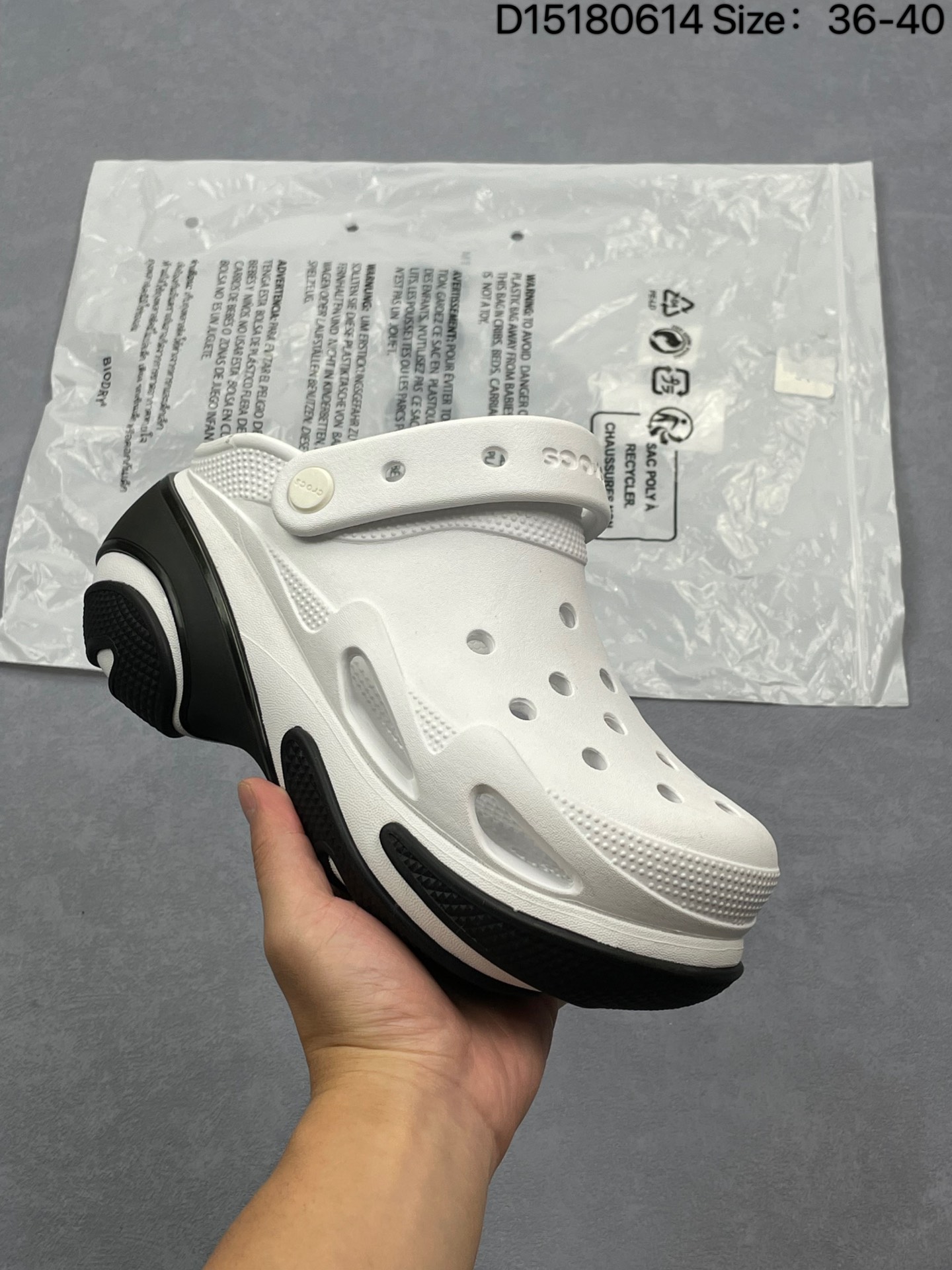 特价💰198
Crocs Classic Clog 卡骆驰休闲沙滩洞洞鞋拖鞋凉鞋泡芙鞋 透明防水袋包装 注意配件需单独购买 超轻Croslite专利材料打造 鞋面更加耐用易清洗 该鞋款轻盈舒适 2002年 经典克骆格诞生 秉承外形简单 穿着舒适的初衷 不断为消费者带来舒适的穿着体验 穿出“趣”味 鞋面洞洞可搭彰显个性的智必星 一鞋两穿 可调节式后跟带增添鞋身的稳固性能 放前面变成愜意舒适的凉拖 放后面行走跑跳更加稳妥 Croslite ™材料 封闭式细胞树脂 能够在体温作用下自动变形以适应脚部形状 涉水性优秀的同时易于清洁 抓地力强 不易打滑 Crocs的核心理念：轻便 灵活 全方位的舒适感 
编码：D15180614
尺码：36～40