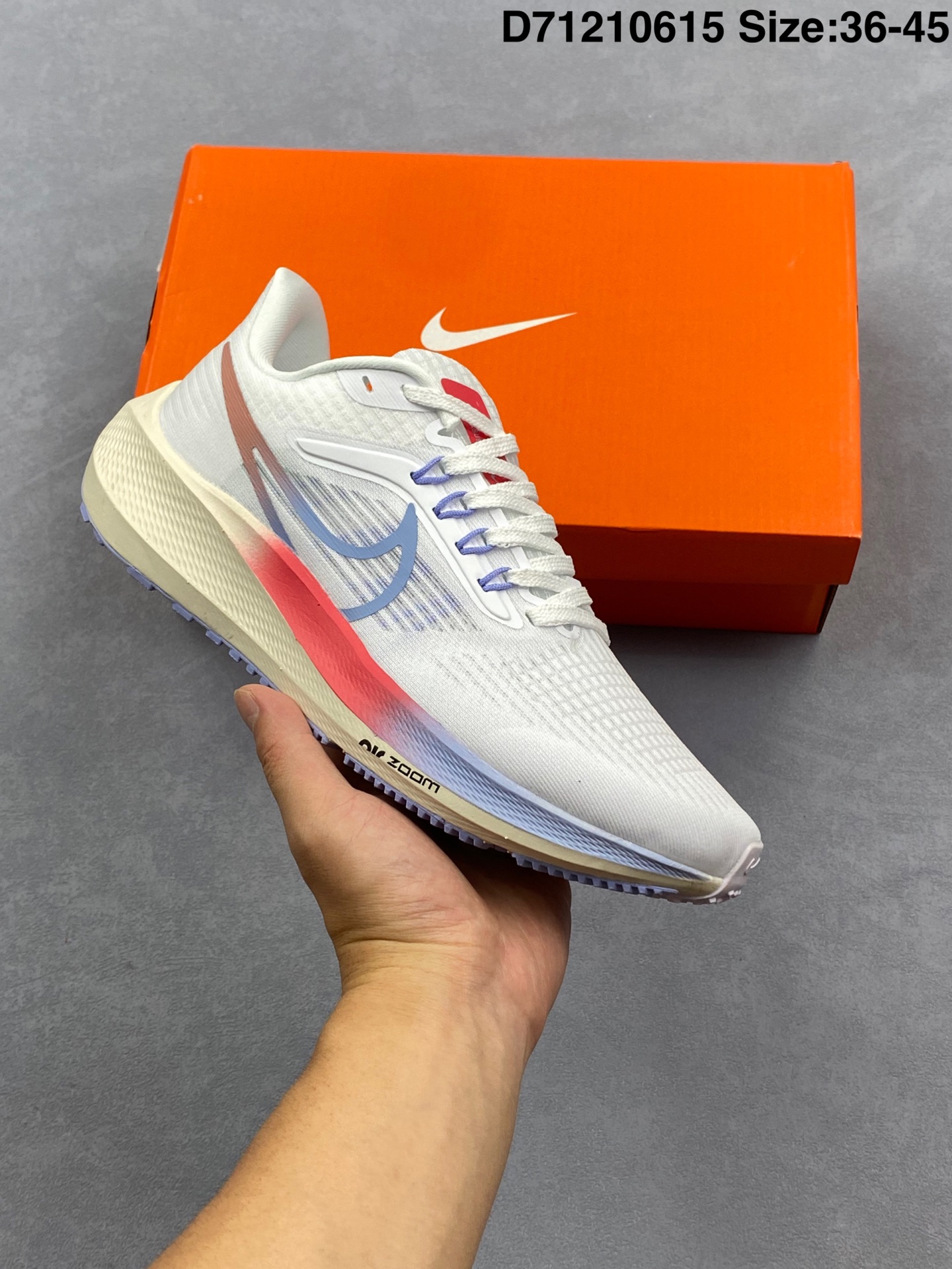 耐克 登月39代 Nike Air Zoom Pegasus 39 耐克飞马跑步鞋时尚舒适运动鞋.采用直观设计,不论训练还是慢跑,皆可助你提升跑步表现.轻薄鞋面适合四季穿着,堪称跑步常备单品;富有支撑力,为双足提供出色包覆;足底巧搭两个 Zoom Air 缓震配置(比 Pegasus 38 多 1 个),塑就出众的回弹迈步效果.经典战马回归,值得信赖,如你添翼.伴你畅享凌跃时刻.非凡舒适,鞋舌和鞋口添加衬垫,令双足畅享舒适感受.轻盈透气的鞋面融入工程网眼,增加强韧度和灵活性.出众支撑,畅快迈步,中足板带结合 Flywire 技术,提供出色支撑力,帮助稳固双足.随时开跑,Nike React 技术采用轻盈耐穿泡绵打造,铸就出众回弹的顺畅迈步体验.前足和后跟搭载 Zoom Air 缓震配置,营造回弹缓震的迈步感受.流畅过渡,后跟匠心设计,铸就出众落地效果,助你实现从后跟到鞋头的流畅过渡.搭配厚实泡绵,打造回弹响应的迈步体验.柔软鞋舌,贴合足形,改良华夫格外底,造就出色抓地力,橡胶鞋底融入凹槽设计,塑就自然无拘的运动体验. 类型:男女鞋 货号: DH4071 编码:D71210615