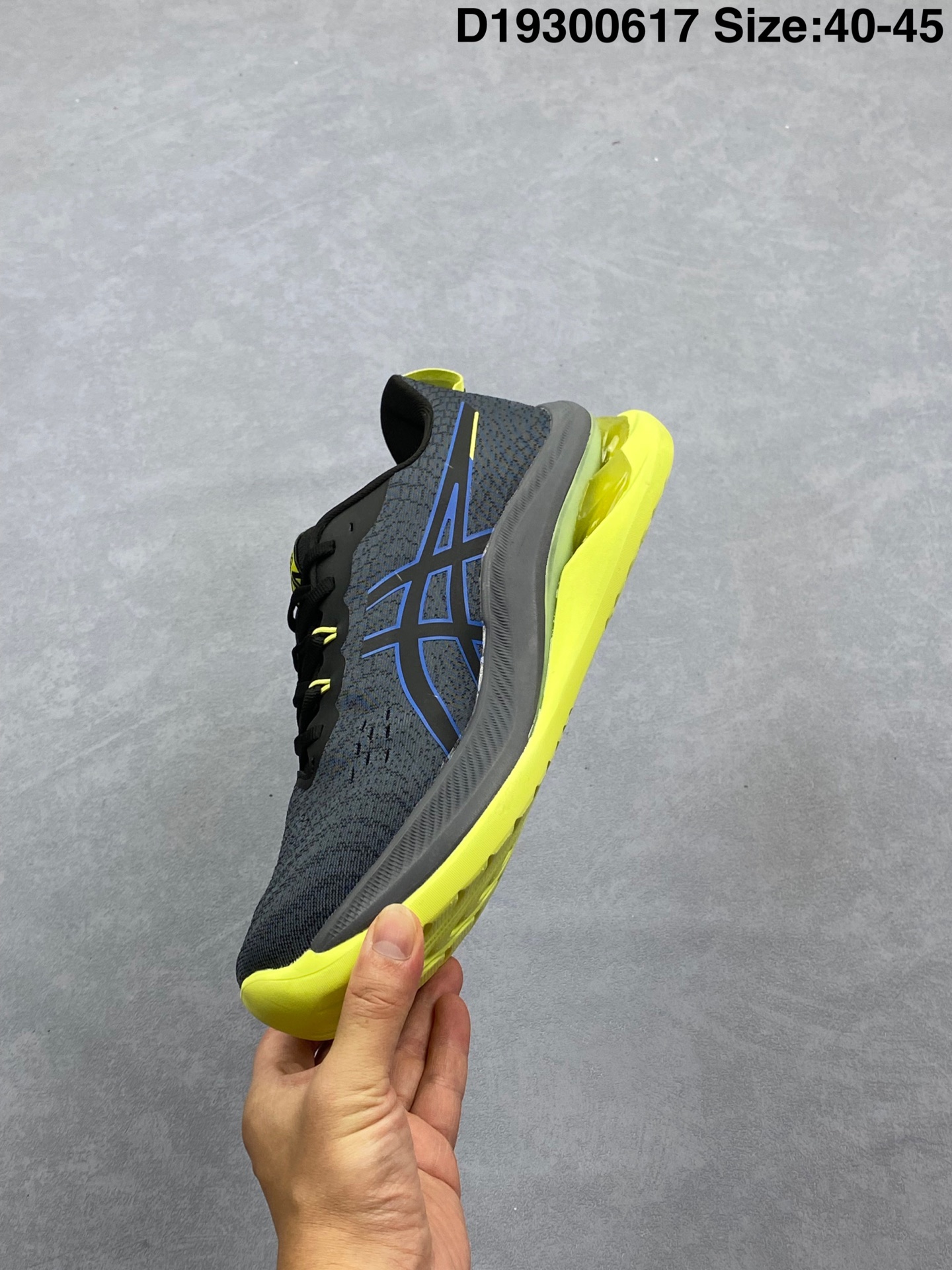 💰290 纯原✅金星系列再添新成员，亚瑟士推出全新款旗舰级缓震跑鞋系列 GEL-KINSEI MAX 运动鞋 厚底增高老爹鞋。 GEL-KINSEI MAX在外观设计上延续了金星系列一贯的冷酷凌冽风格，颜值在近期更新跑鞋中可以说非常出色，这次的焦点并不仅限于外表，更多的是其卓越的功能性设计。后跟设计引人注目，采用了升级版可视HYBRID GEL胶，不仅减轻了鞋子的重量，还能保持出色的缓冲性能和冲击吸收效果。中底内部融入了一块TUP嵌片，从后跟一直延伸至中足，从评测看有镂空，可能融合了结构缓震的效果，同时在中底上层使用了轻量而具有出色缓震性能的FF BLAST+ECO材质，为跑步提供了高度的回弹和灵敏度。下层中底采用了全新的橡胶发泡材料，降低鞋子重量的同时不失舒适性。为了提供更好的抓地力、耐久性和推进力，GEL-KINSEI MAX的外底采用了AHAR+耐磨橡胶大底技术。鞋面采用了工程网眼布鞋面，其中20%的材料由回收材料制成，以减少浪费和碳排放。鞋面与脚的贴合感非常出色，从评测来看更适合秋冬季节训练穿着。 货号：1011B696 尺码：36-45 编码：D19300617