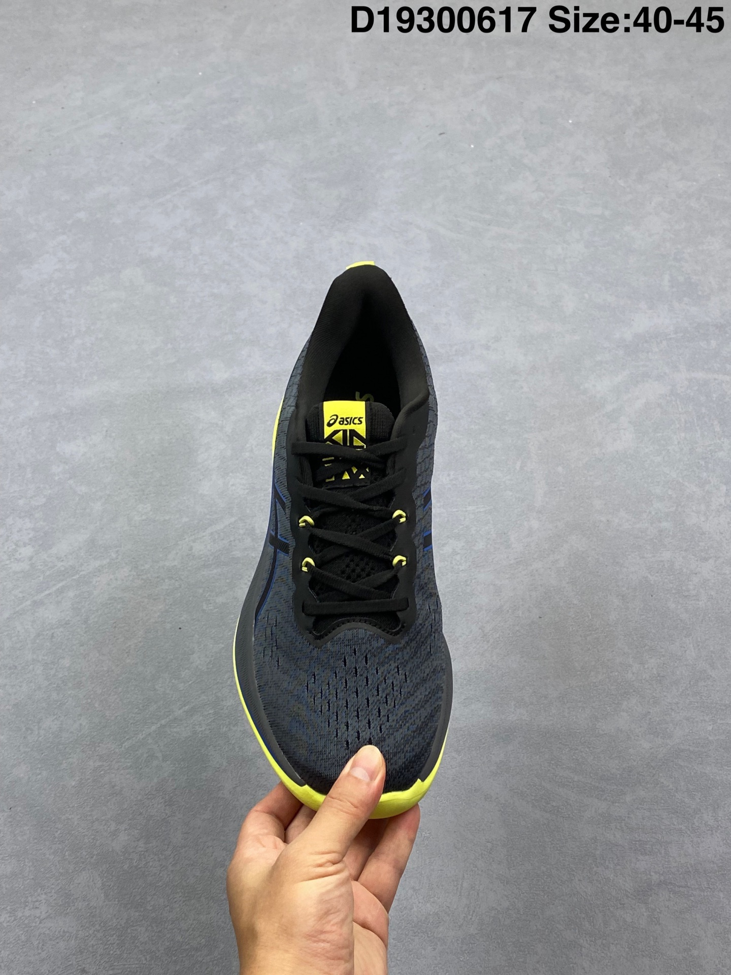 💰290 纯原✅金星系列再添新成员，亚瑟士推出全新款旗舰级缓震跑鞋系列 GEL-KINSEI MAX 运动鞋 厚底增高老爹鞋。 GEL-KINSEI MAX在外观设计上延续了金星系列一贯的冷酷凌冽风格，颜值在近期更新跑鞋中可以说非常出色，这次的焦点并不仅限于外表，更多的是其卓越的功能性设计。后跟设计引人注目，采用了升级版可视HYBRID GEL胶，不仅减轻了鞋子的重量，还能保持出色的缓冲性能和冲击吸收效果。中底内部融入了一块TUP嵌片，从后跟一直延伸至中足，从评测看有镂空，可能融合了结构缓震的效果，同时在中底上层使用了轻量而具有出色缓震性能的FF BLAST+ECO材质，为跑步提供了高度的回弹和灵敏度。下层中底采用了全新的橡胶发泡材料，降低鞋子重量的同时不失舒适性。为了提供更好的抓地力、耐久性和推进力，GEL-KINSEI MAX的外底采用了AHAR+耐磨橡胶大底技术。鞋面采用了工程网眼布鞋面，其中20%的材料由回收材料制成，以减少浪费和碳排放。鞋面与脚的贴合感非常出色，从评测来看更适合秋冬季节训练穿着。 货号：1011B696 尺码：36-45 编码：D19300617