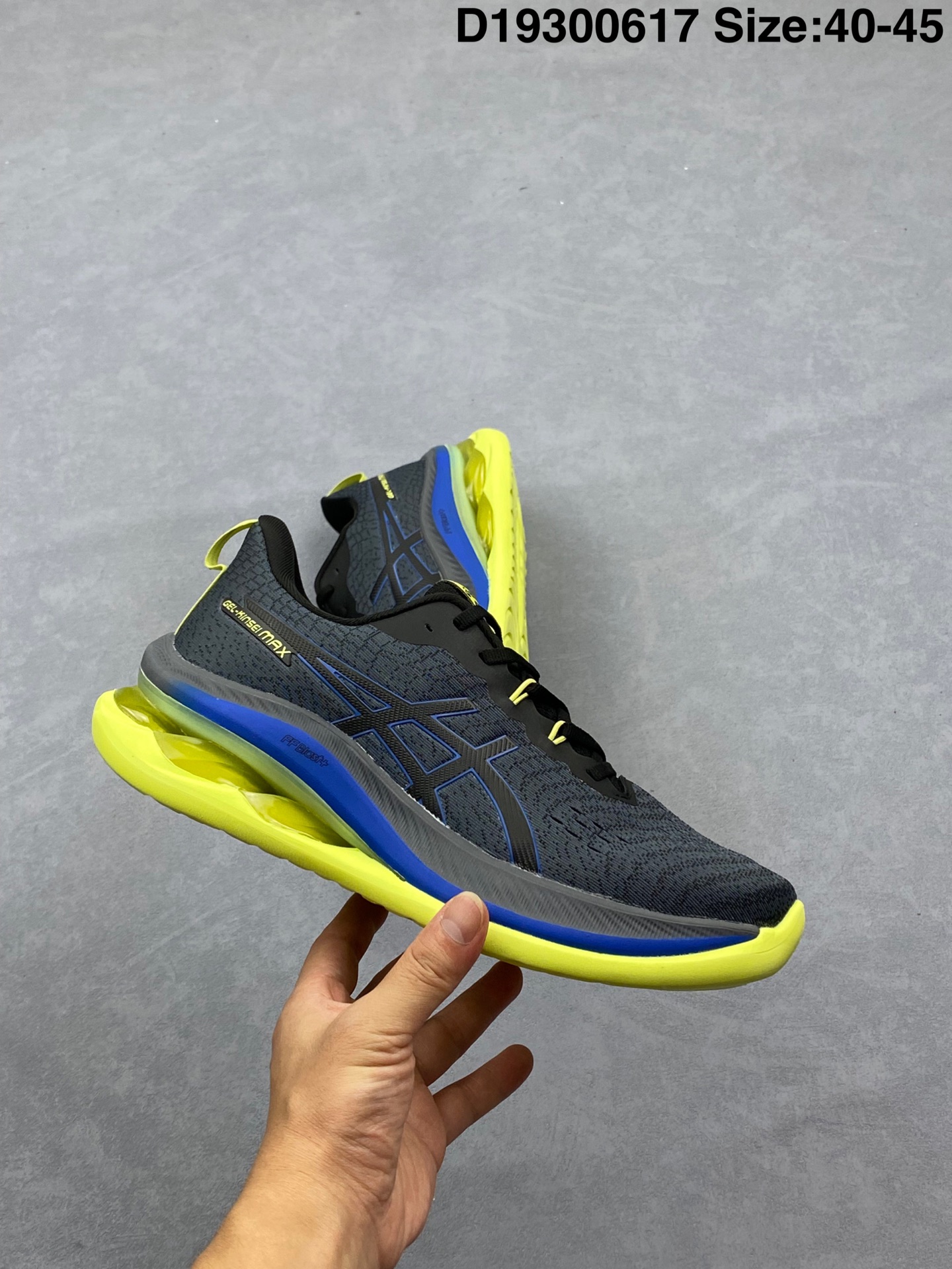 💰290 纯原✅金星系列再添新成员，亚瑟士推出全新款旗舰级缓震跑鞋系列 GEL-KINSEI MAX 运动鞋 厚底增高老爹鞋。 GEL-KINSEI MAX在外观设计上延续了金星系列一贯的冷酷凌冽风格，颜值在近期更新跑鞋中可以说非常出色，这次的焦点并不仅限于外表，更多的是其卓越的功能性设计。后跟设计引人注目，采用了升级版可视HYBRID GEL胶，不仅减轻了鞋子的重量，还能保持出色的缓冲性能和冲击吸收效果。中底内部融入了一块TUP嵌片，从后跟一直延伸至中足，从评测看有镂空，可能融合了结构缓震的效果，同时在中底上层使用了轻量而具有出色缓震性能的FF BLAST+ECO材质，为跑步提供了高度的回弹和灵敏度。下层中底采用了全新的橡胶发泡材料，降低鞋子重量的同时不失舒适性。为了提供更好的抓地力、耐久性和推进力，GEL-KINSEI MAX的外底采用了AHAR+耐磨橡胶大底技术。鞋面采用了工程网眼布鞋面，其中20%的材料由回收材料制成，以减少浪费和碳排放。鞋面与脚的贴合感非常出色，从评测来看更适合秋冬季节训练穿着。 货号：1011B696 尺码：36-45 编码：D19300617