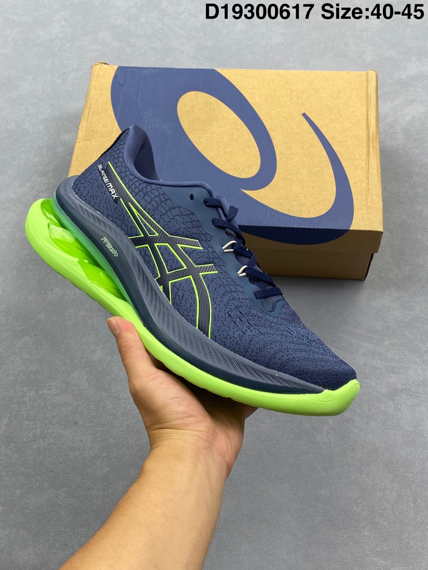 合集💰290 纯原✅金星系列再添新成员，亚瑟士推出全新款旗舰级缓震跑鞋系列 GEL-KINSEI MAX 运动鞋 厚底增高老爹鞋。 GEL-KINSEI MAX在外观设计上延续了金星系列一贯的冷酷凌冽风格，颜值在近期更新跑鞋中可以说非常出色，这次的焦点并不仅限于外表，更多的是其卓越的功能性设计。后跟设计引人注目，采用了升级版可视HYBRID GEL胶，不仅减轻了鞋子的重量，还能保持出色的缓冲性能和冲击吸收效果。中底内部融入了一块TUP嵌片，从后跟一直延伸至中足，从评测看有镂空，可能融合了结构缓震的效果，同时在中底上层使用了轻量而具有出色缓震性能的FF BLAST+ECO材质，为跑步提供了高度的回弹和灵敏度。下层中底采用了全新的橡胶发泡材料，降低鞋子重量的同时不失舒适性。为了提供更好的抓地力、耐久性和推进力，GEL-KINSEI MAX的外底采用了AHAR+耐磨橡胶大底技术。鞋面采用了工程网眼布鞋面，其中20%的材料由回收材料制成，以减少浪费和碳排放。鞋面与脚的贴合感非常出色，从评测来看更适合秋冬季节训练穿着。 货号：1011B696 尺码：36-45