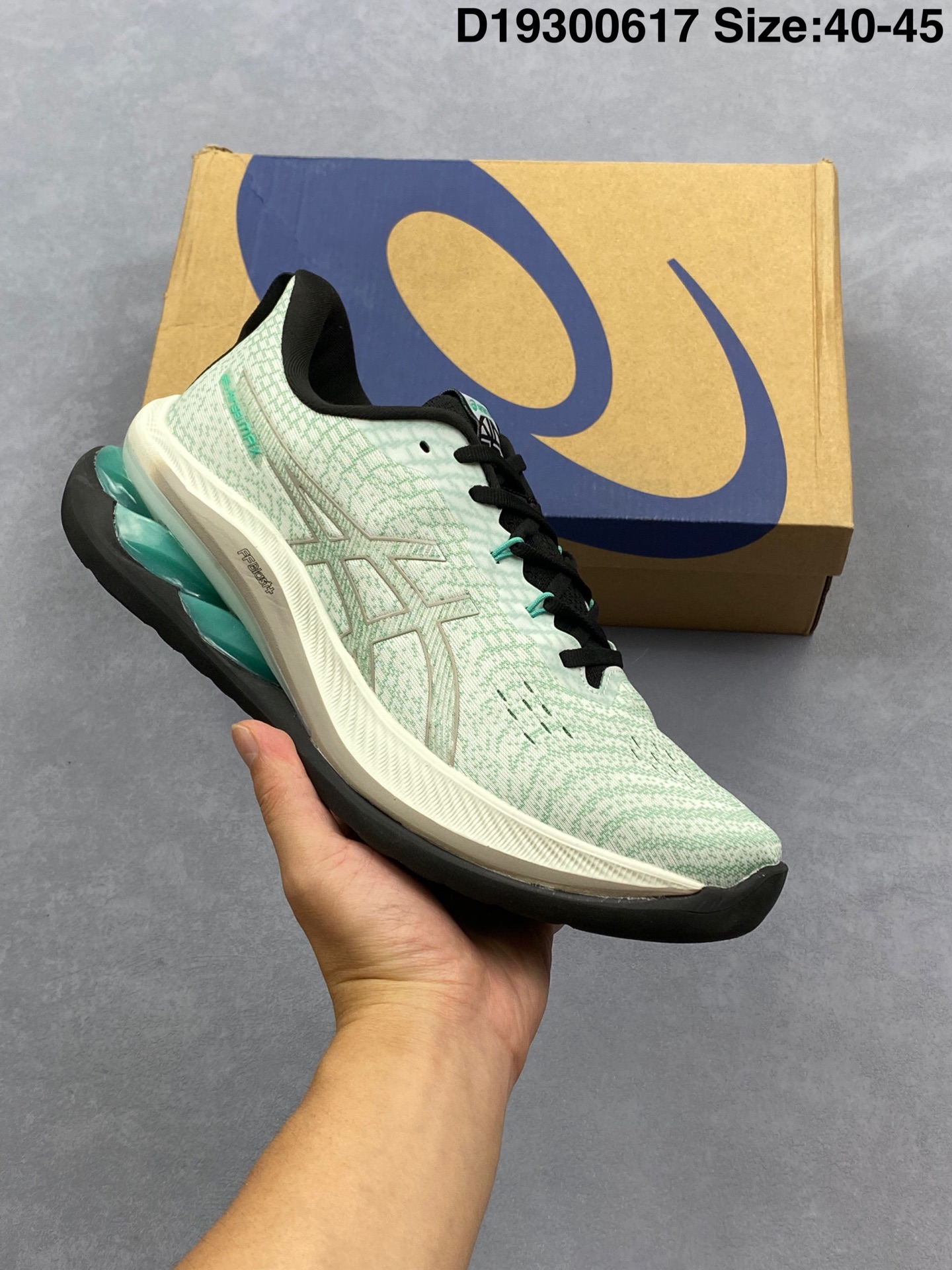 合集💰290 纯原✅金星系列再添新成员，亚瑟士推出全新款旗舰级缓震跑鞋系列 GEL-KINSEI MAX 运动鞋 厚底增高老爹鞋。 GEL-KINSEI MAX在外观设计上延续了金星系列一贯的冷酷凌冽风格，颜值在近期更新跑鞋中可以说非常出色，这次的焦点并不仅限于外表，更多的是其卓越的功能性设计。后跟设计引人注目，采用了升级版可视HYBRID GEL胶，不仅减轻了鞋子的重量，还能保持出色的缓冲性能和冲击吸收效果。中底内部融入了一块TUP嵌片，从后跟一直延伸至中足，从评测看有镂空，可能融合了结构缓震的效果，同时在中底上层使用了轻量而具有出色缓震性能的FF BLAST+ECO材质，为跑步提供了高度的回弹和灵敏度。下层中底采用了全新的橡胶发泡材料，降低鞋子重量的同时不失舒适性。为了提供更好的抓地力、耐久性和推进力，GEL-KINSEI MAX的外底采用了AHAR+耐磨橡胶大底技术。鞋面采用了工程网眼布鞋面，其中20%的材料由回收材料制成，以减少浪费和碳排放。鞋面与脚的贴合感非常出色，从评测来看更适合秋冬季节训练穿着。 货号：1011B696 尺码：36-45