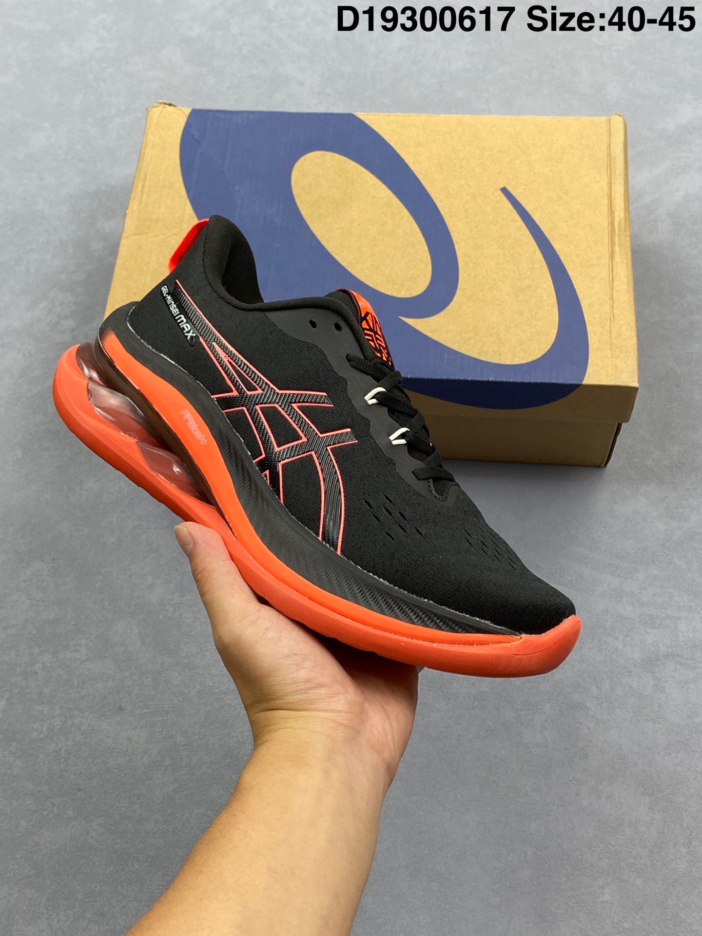 合集💰290 纯原✅金星系列再添新成员，亚瑟士推出全新款旗舰级缓震跑鞋系列 GEL-KINSEI MAX 运动鞋 厚底增高老爹鞋。 GEL-KINSEI MAX在外观设计上延续了金星系列一贯的冷酷凌冽风格，颜值在近期更新跑鞋中可以说非常出色，这次的焦点并不仅限于外表，更多的是其卓越的功能性设计。后跟设计引人注目，采用了升级版可视HYBRID GEL胶，不仅减轻了鞋子的重量，还能保持出色的缓冲性能和冲击吸收效果。中底内部融入了一块TUP嵌片，从后跟一直延伸至中足，从评测看有镂空，可能融合了结构缓震的效果，同时在中底上层使用了轻量而具有出色缓震性能的FF BLAST+ECO材质，为跑步提供了高度的回弹和灵敏度。下层中底采用了全新的橡胶发泡材料，降低鞋子重量的同时不失舒适性。为了提供更好的抓地力、耐久性和推进力，GEL-KINSEI MAX的外底采用了AHAR+耐磨橡胶大底技术。鞋面采用了工程网眼布鞋面，其中20%的材料由回收材料制成，以减少浪费和碳排放。鞋面与脚的贴合感非常出色，从评测来看更适合秋冬季节训练穿着。 货号：1011B696 尺码：36-45