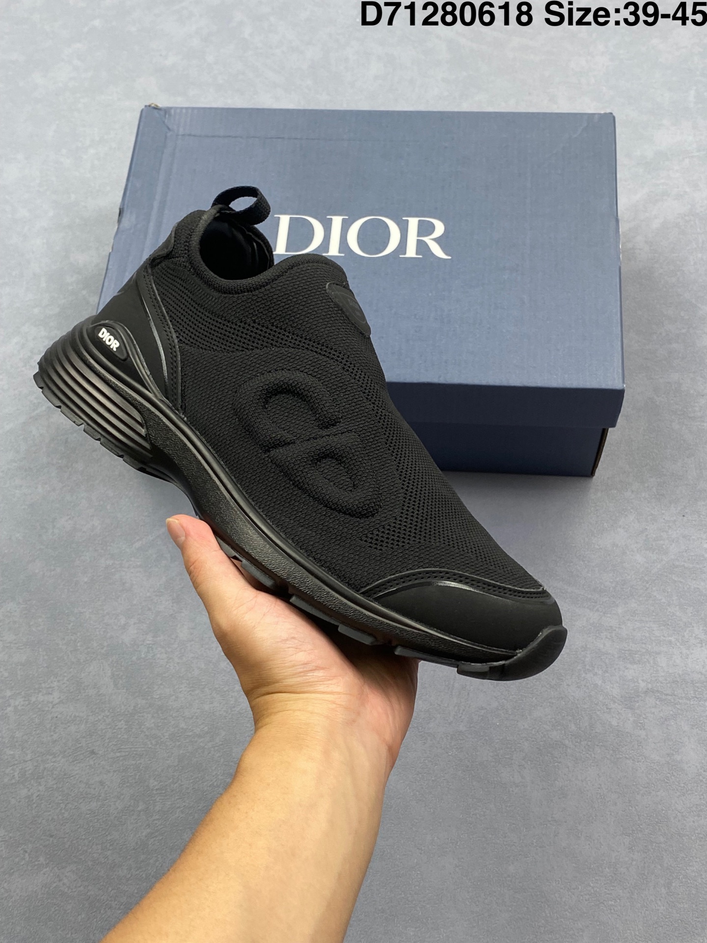 💰140
Dior迪奥B30网眼织物厚底系带休闲低帮运动鞋男女同款老爹鞋 这款 B30 Countdown 低帮运动鞋已成为 Dior 别具一格的经典新品,时尚而富有运动风范。采用煤灰色网眼织物精心制作,搭配黑色、蓝色和迪奥灰科技面料,饰以反光 CD30 标志提升格调,富有美感。鞋舌和鞋跟处饰以银色调 Dior B30 和 CD30 标志。轻盈的纹理效果橡胶鞋底饰以众多特色细节,内部弹力饰带打造理想的舒适穿着体验。可与各式休闲单品搭配,打造精致造型。
尺码:39~45
ID:D71280618