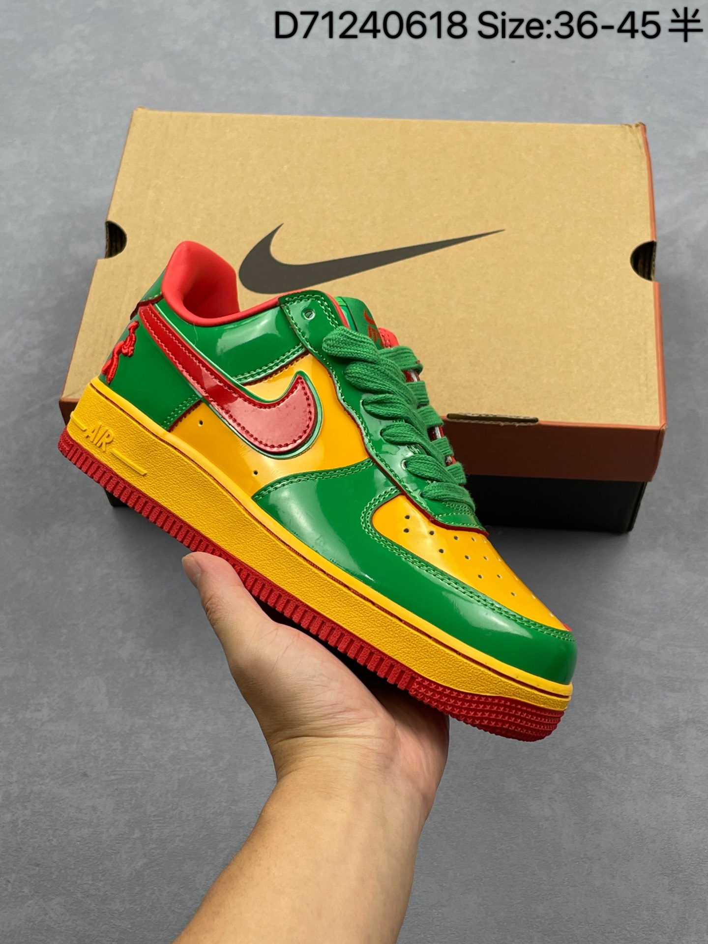 💰120 真标性价比 Lil Yachty x NK Air Force 1 Low 空军一号联名绿金红 IH4383-300 鞋身通体采用漆皮材质打造,配色方面也一改初代的简约设计,采用黄/绿/红三色呈现,辨识度极高!通体撞色的设计搭配红色Swoosh点缀,吸睛程度不用多说!鞋舌标签以IT`S US字样呈现,尾部的同样带有Lil Yachty标志性的刺绣Logo,彰显联名身份。SIZE:36 36.5 37.5 38 38.5 39 40 40.5 41 42 42.5 43 44 44.5 45 D71240618