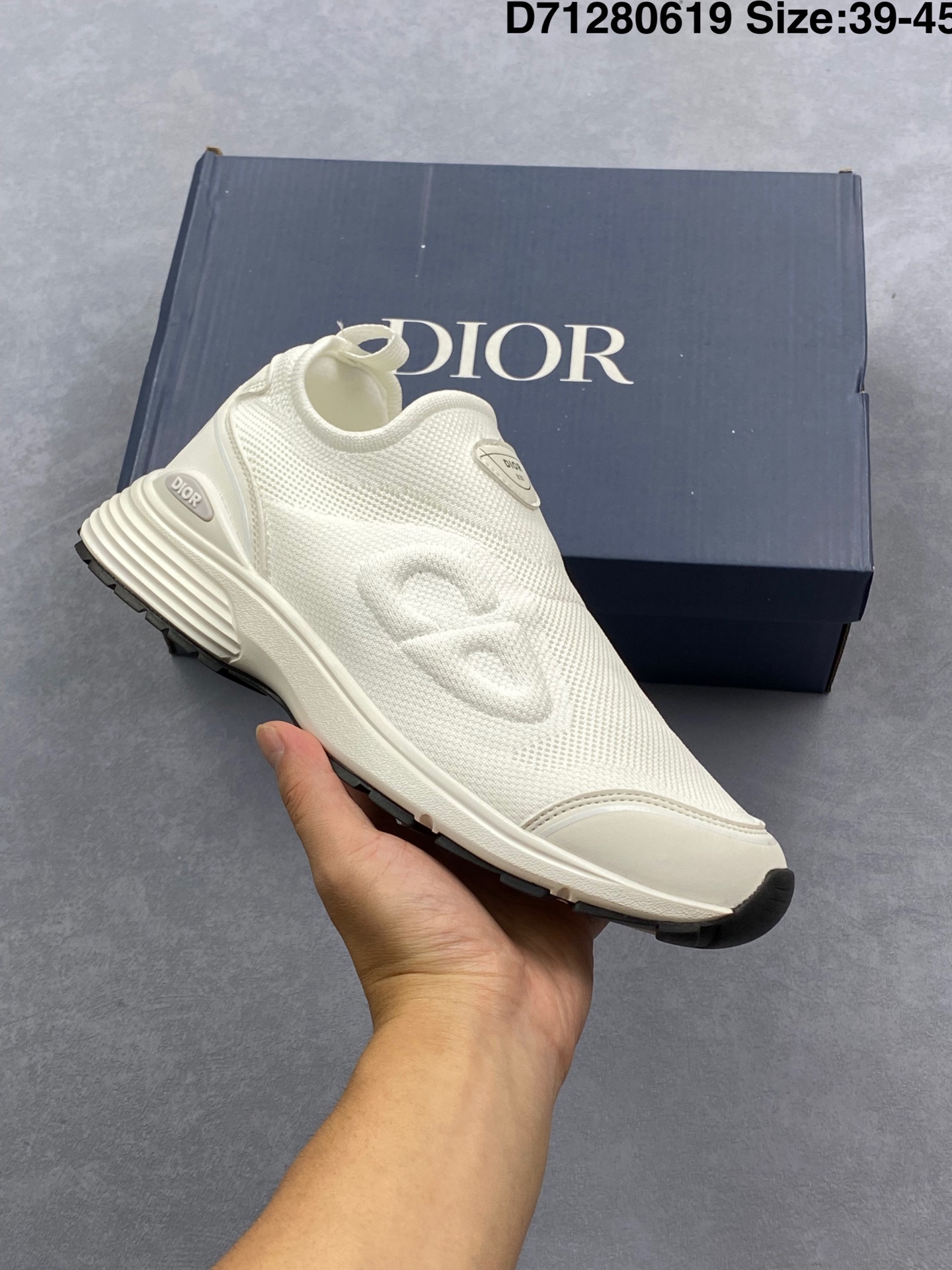 💰140
✅Dior 迪奥网眼织物低帮运动休闲鞋 该款系列采用黑网色眼织物白和色科技料面精心制 作图形标志 外格轻盈的刻雕效果橡胶鞋搭底配标志性点的缀提升格调 内弹部力细节塑造想理的舒适穿着体验可与各休式闲造型配搭 彰显尚时现代的运风动范 尺码:如图
D71280619