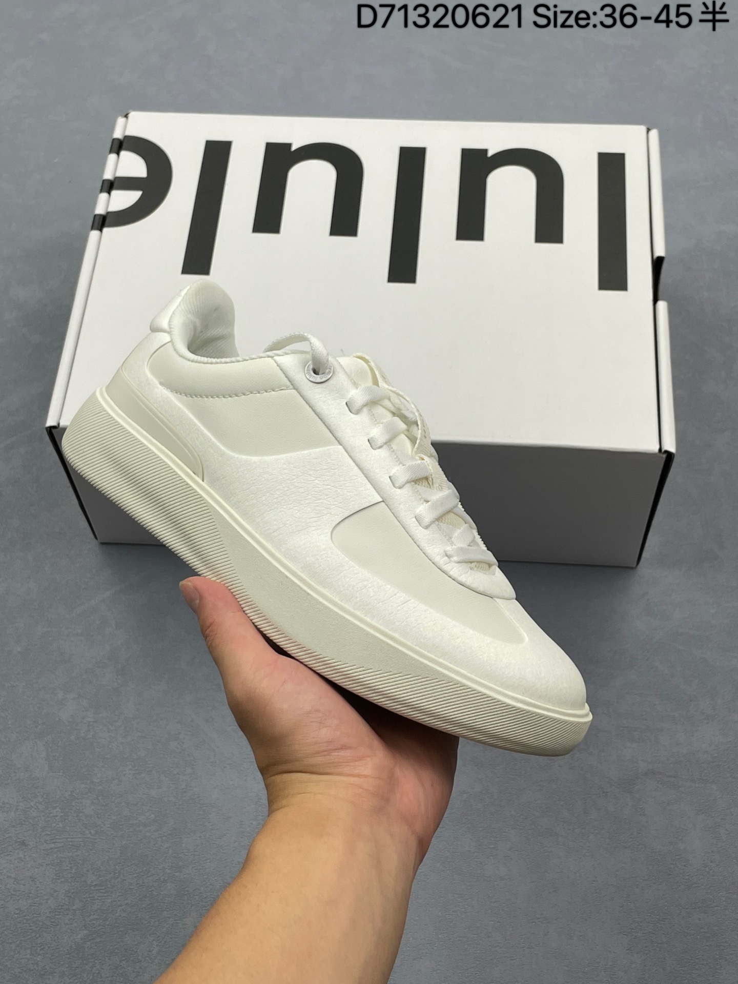 💰160
lululemon Cityverse 露露乐檬极简主义减震耐磨低帮生活休闲鞋 Cityverse将运动性能融入经典休闲鞋中，中底提供出色缓震，并贴合足部曲线，带来全天候的舒适感。鞋面采用两种材质拼接，且前半部分采用热熔压胶处理，无任何缝线，保留了鞋身整体性。模制泡沫的鞋垫带来上乘的脚感，在平日休闲穿着时不会磨脚，也能提供轻质软弹的效果。25年来，lululemon一直秉持“感受为先”的设计理念，并相信更好的感受带来更好的表现。此次男鞋的设计亦是如此。投入多年研究，针对男性在不同运动场景中的脚步形态设计了不同鞋履款式。同时，还进行了生物力学与形态学研究，为“他”带来更好的贴合度和感受。SIZE：36 36.5 37.5 38 38.5 39 40 40.5 41 42 42.5 43 44 44.5 45
D71320621