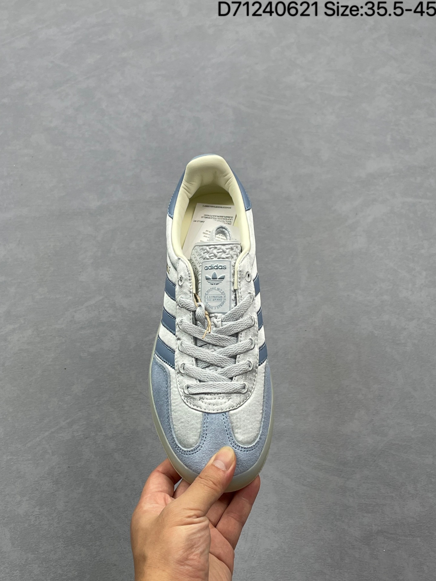 合集💰120
阿迪达斯 Adidas Originals Gazelle Indoor复古三叶草防滑透明橡胶板鞋经典运动鞋。这款经典鞋,忠于原版设计,缀撞色三条纹和鞋跟饰片。采用透气网面鞋面,穿着舒适,搭配生胶外底,风格复古。用不同材料制作这款修长复古的从1970年代开始就很受欢迎的网球鞋。Gazelle Indoor拥有包边更宽的T字型鞋头,Gazelle开始将皮革材质引入训练鞋设计之中,从而减轻了运动员双脚的负担。当年这一改动也是为了更好的保护运动员的前掌,以及Gucci x Adidas Gazelle 系列就是以该鞋型为蓝本打造。• 常规型剪裁• 系带设计• 织物鞋面• 织物衬里;生胶全包大底• 舒适OrthoLite®鞋垫• 脚感舒适。
货号:JI2711
尺码:35.5-45带半码
编码:D71240621