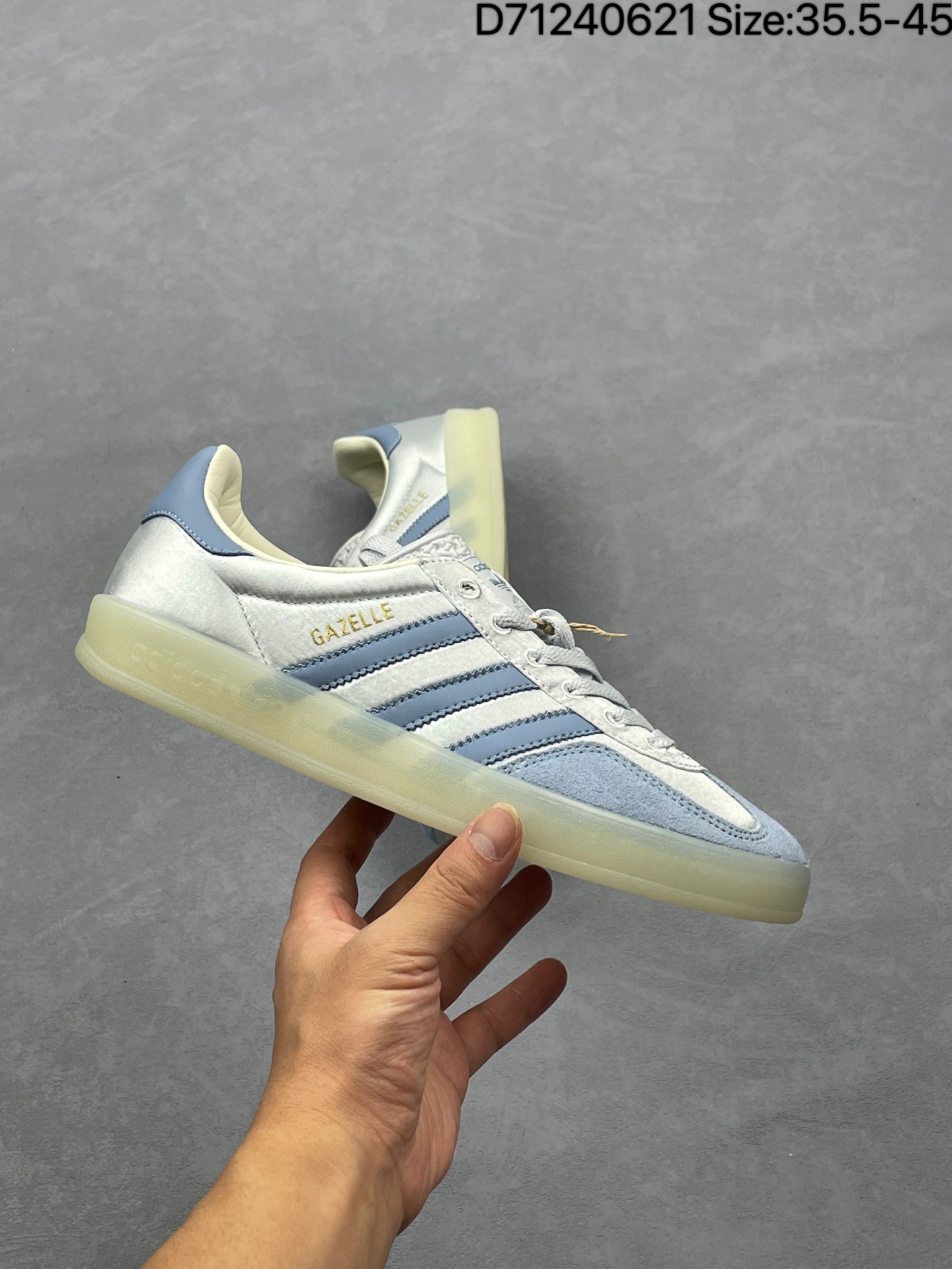 合集💰120
阿迪达斯 Adidas Originals Gazelle Indoor复古三叶草防滑透明橡胶板鞋经典运动鞋。这款经典鞋,忠于原版设计,缀撞色三条纹和鞋跟饰片。采用透气网面鞋面,穿着舒适,搭配生胶外底,风格复古。用不同材料制作这款修长复古的从1970年代开始就很受欢迎的网球鞋。Gazelle Indoor拥有包边更宽的T字型鞋头,Gazelle开始将皮革材质引入训练鞋设计之中,从而减轻了运动员双脚的负担。当年这一改动也是为了更好的保护运动员的前掌,以及Gucci x Adidas Gazelle 系列就是以该鞋型为蓝本打造。• 常规型剪裁• 系带设计• 织物鞋面• 织物衬里;生胶全包大底• 舒适OrthoLite®鞋垫• 脚感舒适。
货号:JI2711
尺码:35.5-45带半码
编码:D71240621