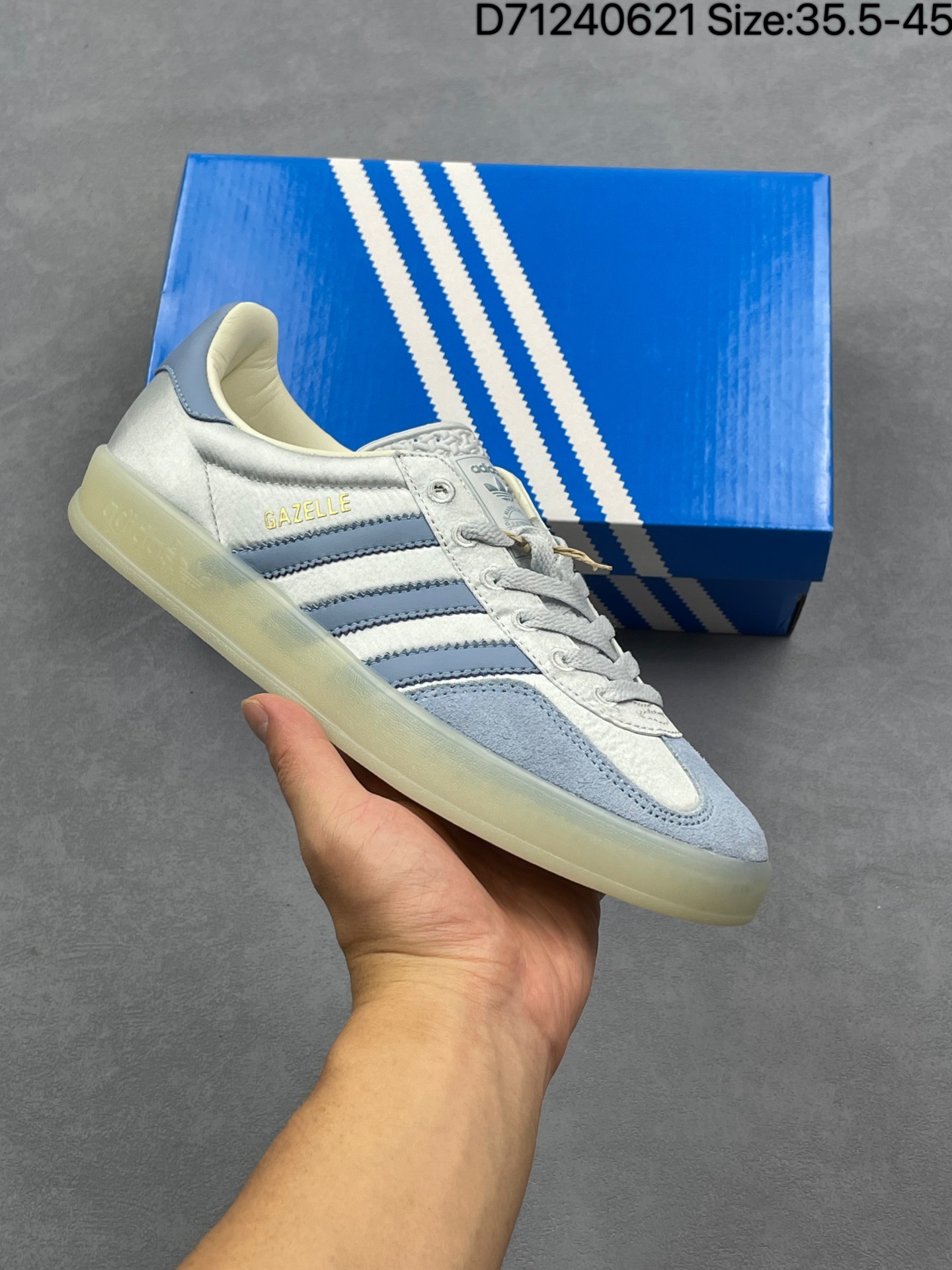 合集💰120
阿迪达斯 Adidas Originals Gazelle Indoor复古三叶草防滑透明橡胶板鞋经典运动鞋。这款经典鞋,忠于原版设计,缀撞色三条纹和鞋跟饰片。采用透气网面鞋面,穿着舒适,搭配生胶外底,风格复古。用不同材料制作这款修长复古的从1970年代开始就很受欢迎的网球鞋。Gazelle Indoor拥有包边更宽的T字型鞋头，Gazelle开始将皮革材质引入训练鞋设计之中，从而减轻了运动员双脚的负担。当年这一改动也是为了更好的保护运动员的前掌，以及Gucci x Adidas Gazelle 系列就是以该鞋型为蓝本打造。• 常规型剪裁• 系带设计• 织物鞋面• 织物衬里；生胶全包大底• 舒适OrthoLite®鞋垫• 脚感舒适。  

货号：JI2711
尺码：35.5-45带半码
编码：D71240621