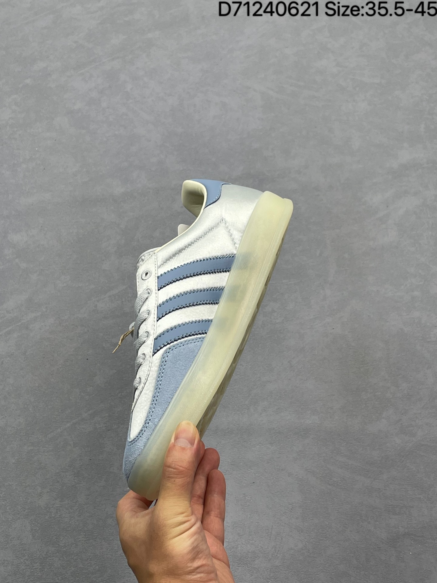 合集💰120
阿迪达斯 Adidas Originals Gazelle Indoor复古三叶草防滑透明橡胶板鞋经典运动鞋。这款经典鞋,忠于原版设计,缀撞色三条纹和鞋跟饰片。采用透气网面鞋面,穿着舒适,搭配生胶外底,风格复古。用不同材料制作这款修长复古的从1970年代开始就很受欢迎的网球鞋。Gazelle Indoor拥有包边更宽的T字型鞋头,Gazelle开始将皮革材质引入训练鞋设计之中,从而减轻了运动员双脚的负担。当年这一改动也是为了更好的保护运动员的前掌,以及Gucci x Adidas Gazelle 系列就是以该鞋型为蓝本打造。• 常规型剪裁• 系带设计• 织物鞋面• 织物衬里;生胶全包大底• 舒适OrthoLite®鞋垫• 脚感舒适。
货号:JI2711
尺码:35.5-45带半码
编码:D71240621