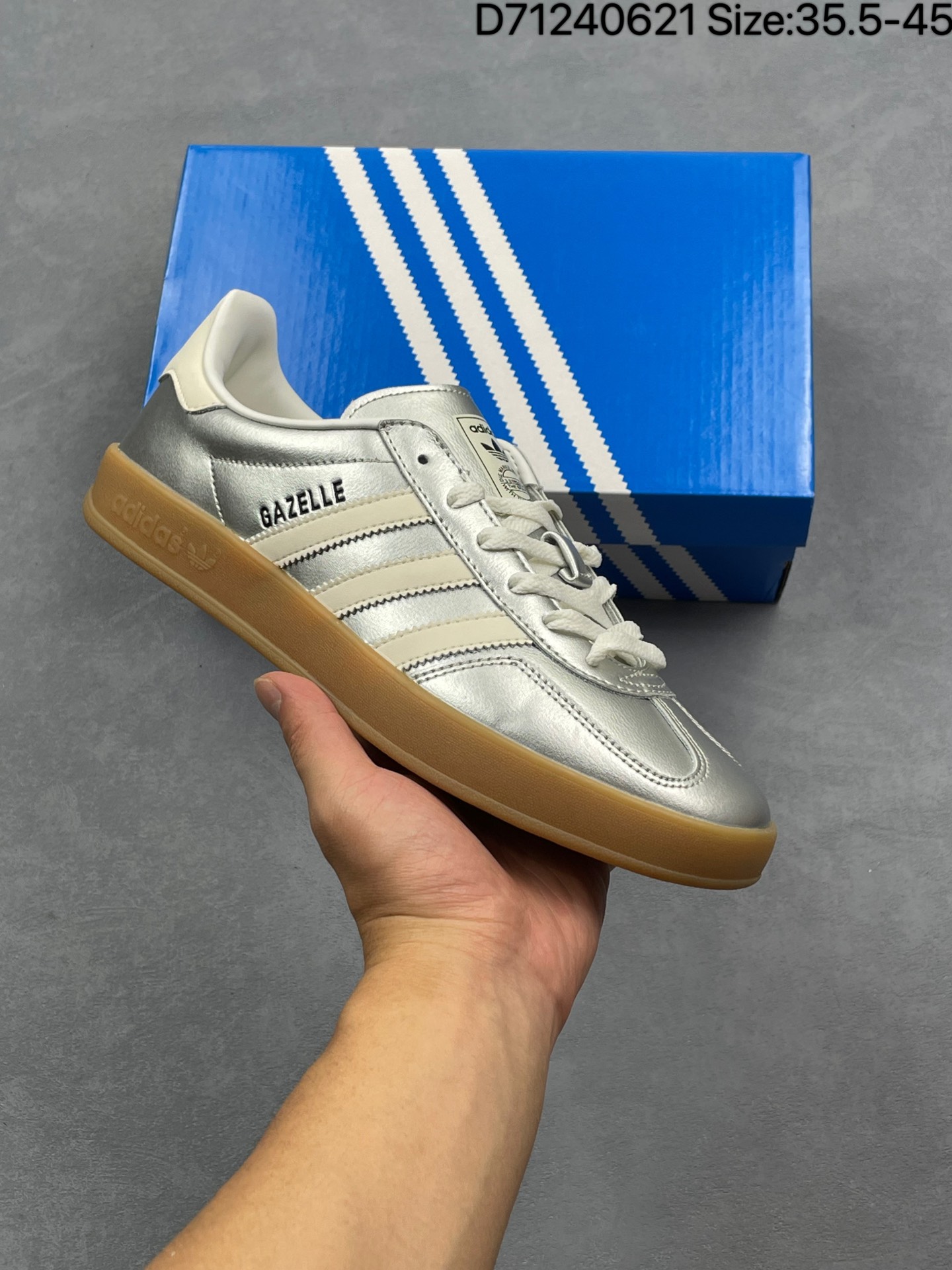 合集💰120
阿迪达斯 Adidas Originals Gazelle Indoor复古三叶草防滑透明橡胶板鞋经典运动鞋。这款经典鞋,忠于原版设计,缀撞色三条纹和鞋跟饰片。采用透气网面鞋面,穿着舒适,搭配生胶外底,风格复古。用不同材料制作这款修长复古的从1970年代开始就很受欢迎的网球鞋。Gazelle Indoor拥有包边更宽的T字型鞋头,Gazelle开始将皮革材质引入训练鞋设计之中,从而减轻了运动员双脚的负担。当年这一改动也是为了更好的保护运动员的前掌,以及Gucci x Adidas Gazelle 系列就是以该鞋型为蓝本打造。• 常规型剪裁• 系带设计• 织物鞋面• 织物衬里;生胶全包大底• 舒适OrthoLite®鞋垫• 脚感舒适。
货号:JI2711
尺码:35.5-45带半码
编码:D71240621