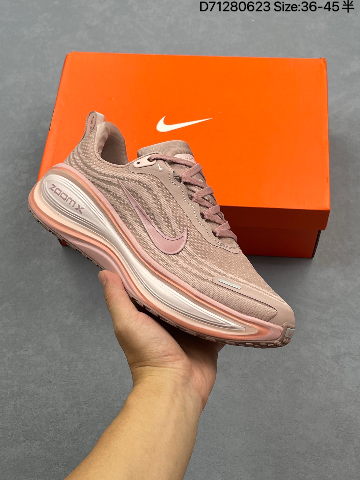 💰140
【新品🔥公司级】耐克Nike Vomero Plus 反转Swoosh｜跑鞋圈新王！厚底增高运动跑步鞋 时尚老爹鞋 这双Vomero Plus真的太绝了！反转Swoosh设计超有个性，缓震像踩云一样舒服，性价比吊打HOKA，跑渣必备啊！该鞋款采用创新设计，致敬Nike Run Club标志，并拥有升级的缓震科技，如ZoomX全大底和加厚后跟。中性色美学和3M反光条设计使其适合夜跑。此外，鞋垫内藏马拉松赛道图，鞋舌透气孔排成NRC字样，是耐克首次在跑鞋上使用反向Swoosh。市场预期该鞋款将成为年度断货王，与HOKA等品牌竞争。

货号：HV8154 601
尺码:  36-45带半码
编码：D71280623
