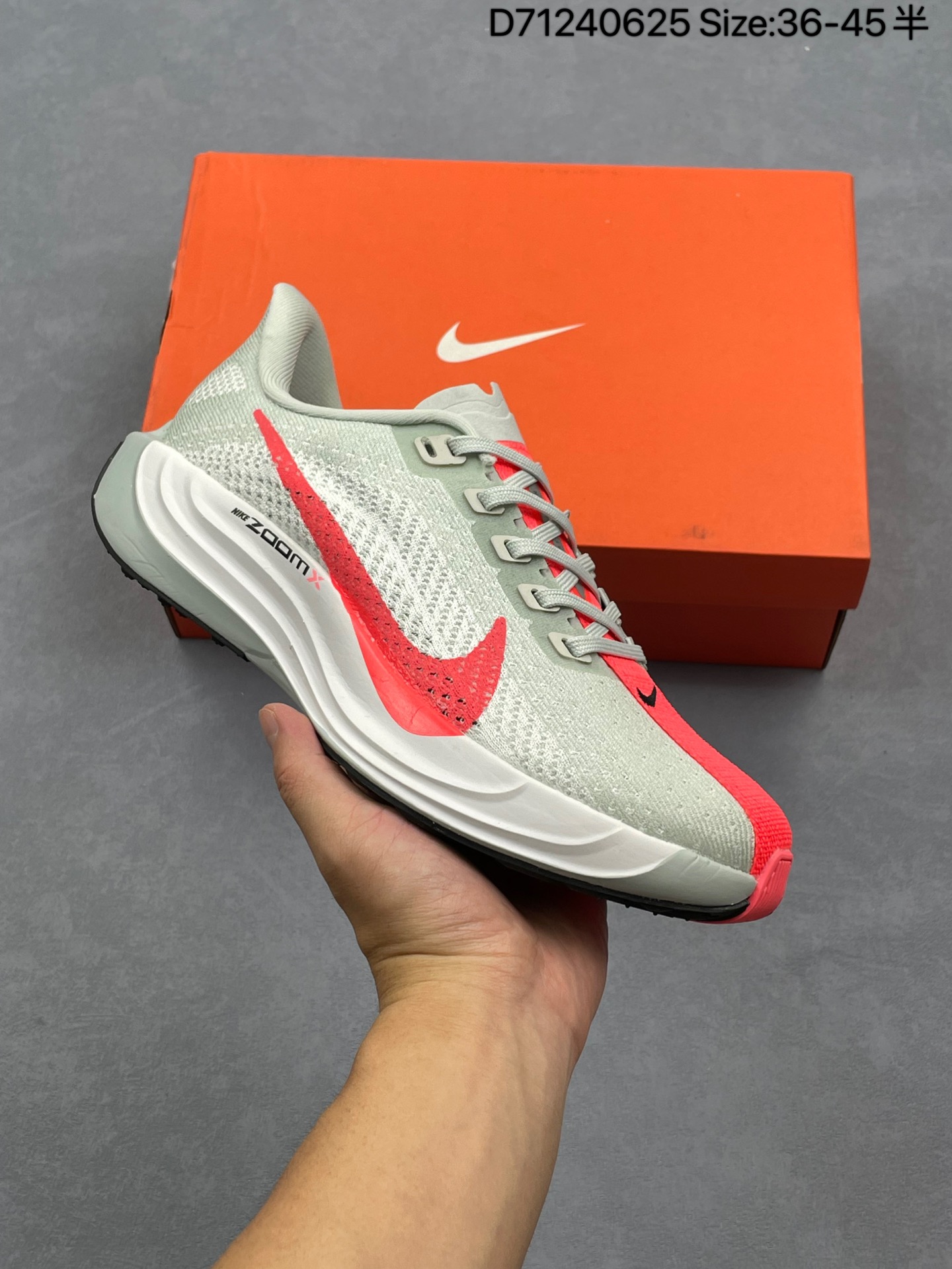 💰120
Nike Air Zoom Pegasus Plus 耐克飞马加强版系列低帮马拉松休闲运动慢跑鞋
升级原楦原纸版数据开发 采用弹性 Flyknit 飞织鞋面材质 内里嵌入定型海绵 全掌型 ZoomX 泡绵中底 外置防滑耐磨橡胶底片 
货号：FQ7262-102
尺码：如图
D71240625