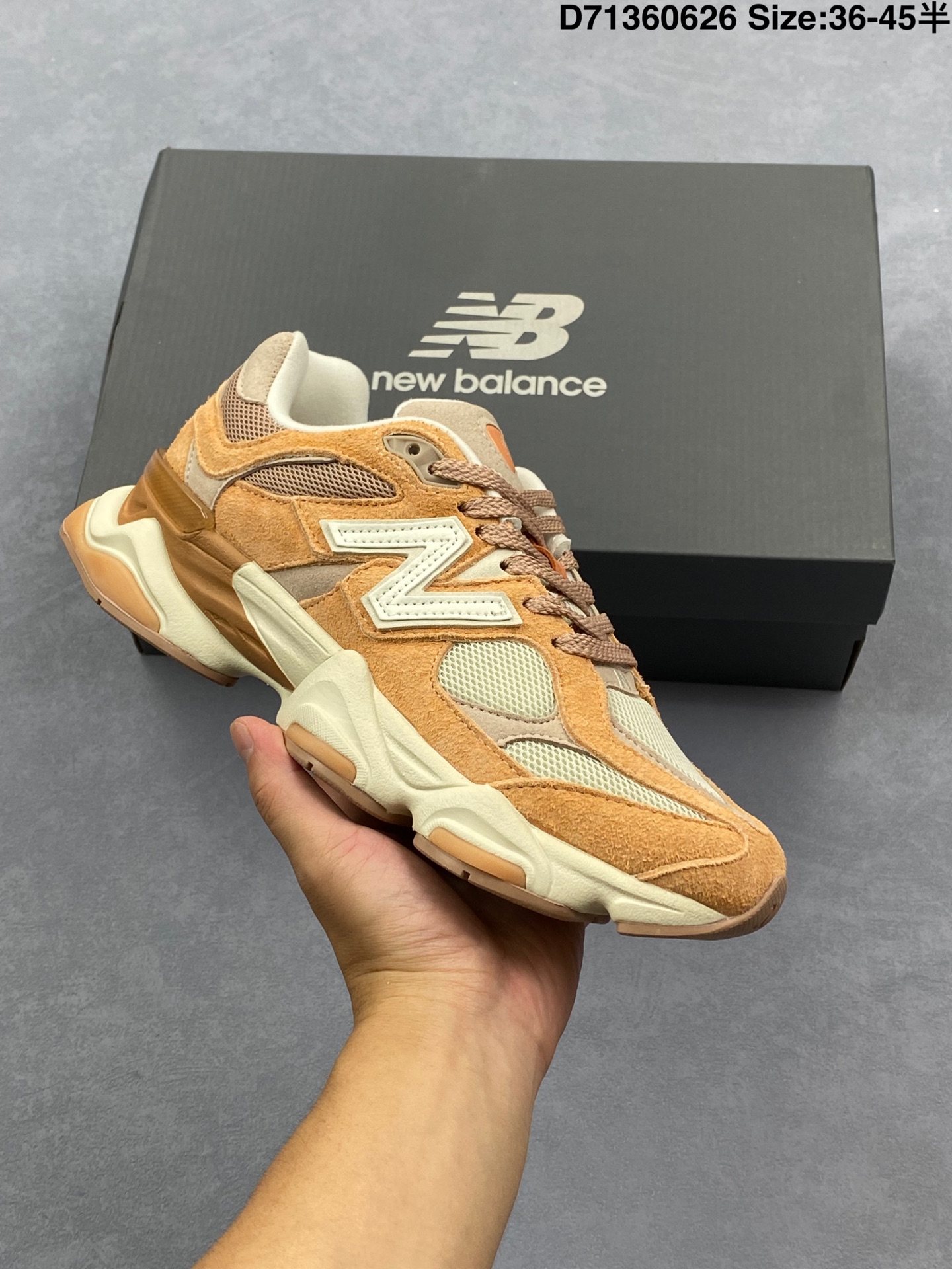 💰180
NB9060 联名款 复古休闲运动慢跑鞋 
鞋款灵感源自设计师本人对夏日的怀日回忆。鞋面大身由空间双格及磨砂鞋面拼接而生，夏日氛围拉满#采用大面积网眼以及麂皮材质覆盖鞋身，还原经典气质。搭载ABZORB避震科技，由泡沫聚酯制成，上脚可以有效减少由鞋底反弹对身体及双腿的冲击力
货号：U9060JBB
Size：36 37 37.5 38 38.5 39.5 40 40.5 41.5 42 42.5 43 44 45
编码：D71360626