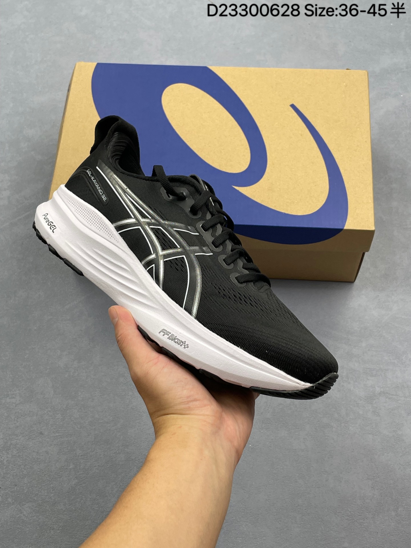 【新品🔥纯原】ASICS亚瑟士顶级稳定支撑运动跑鞋 厚底增高缓震老爹鞋ASICS Gel-Kayano 32 休闲运动鞋透气休闲鞋减震轻质跑步鞋GEL-KAYANO 32 ‌是 ASICS 推出的一款旗舰款跑鞋,旨在通过优化中底设计和升级鞋面结构,显著提升穿着舒适度与支撑性能,让跑者享受流畅自如的奔跑体验‌.GEL-KAYANO 32延续了该系列产品标志性的自适应稳定系统和卓越的舒适脚感.其主要技术特点包括:‌4D引导系统‌:通过广泛的研究和测试开发,能够配合跑者身体运动幅度,有效引导足部形成更高效率的步态循环,即使在复杂路况下也能提供强大的舒适度和稳定性‌.‌升级版FF BLAST PLUS缓震材料‌:兼具轻量性与高能反馈,提供柔软触感的同时确保充沛的回弹动能‌.‌PureGEL缓震胶‌:提供优异的减震效果,确保步态转换流畅自然‌.‌工程网眼鞋面与加固处理的鞋舌结构‌:自适应不同跑者的足弓曲线形态,增强内侧中足部位的支撑性‌.‌HYBRID ASICSGRIP大底‌:提供卓越的抓地力与关键区域的耐磨性‌. 货号: 1012B839-002 带半码 编码:D23300628